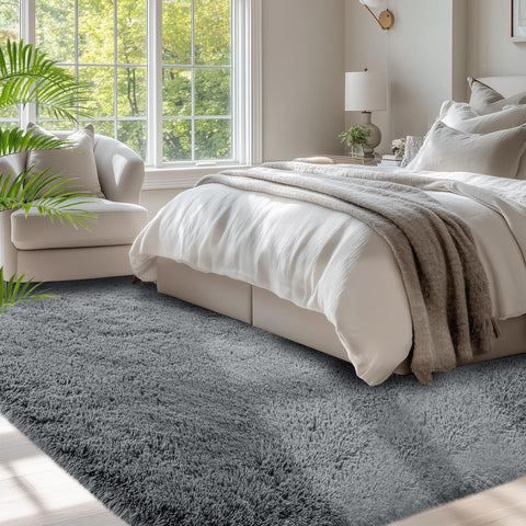 Fluffyrug grey plush carpet suits teenage rooms with soft ambiance.
