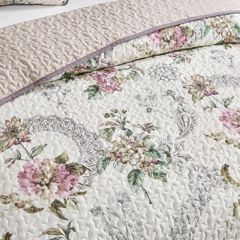 Flysheep queen-size quilt draped on bed showcasing full/queen fit