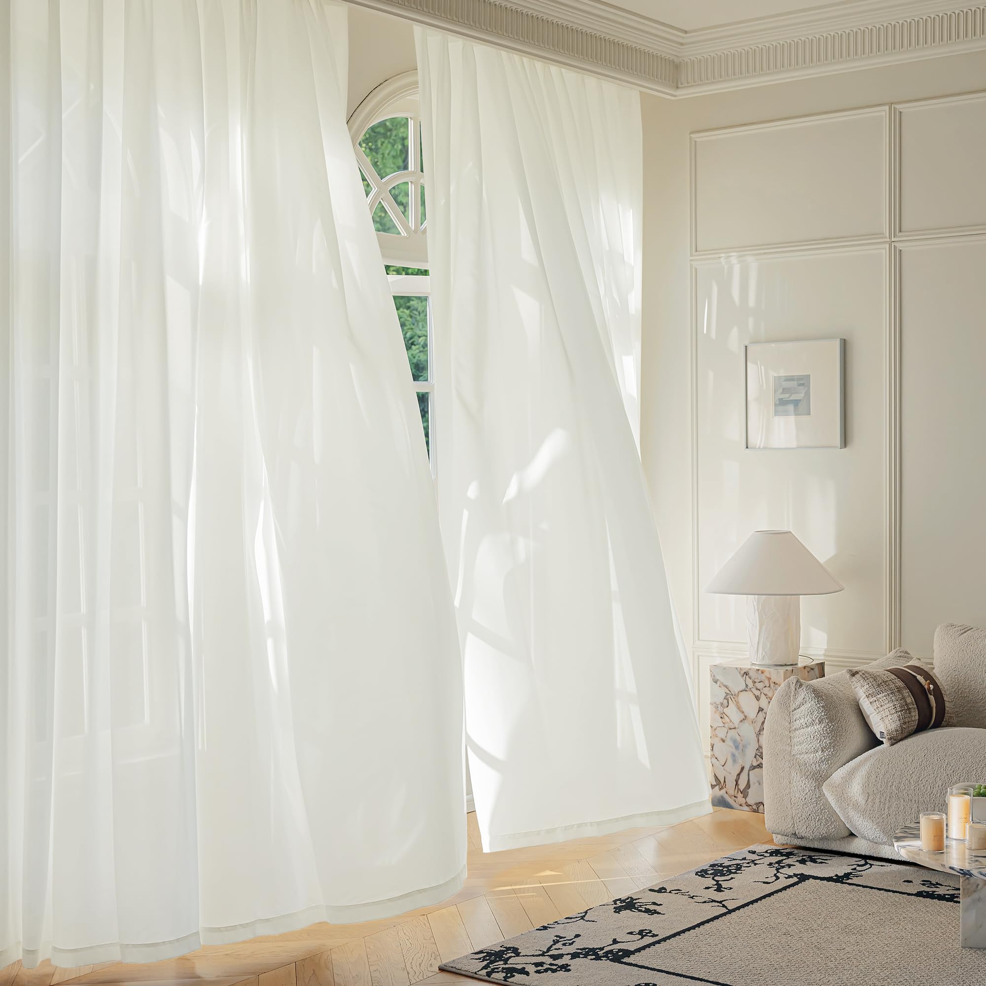 FMFUNCTEX bedroom and living room setup with airy, ambient light