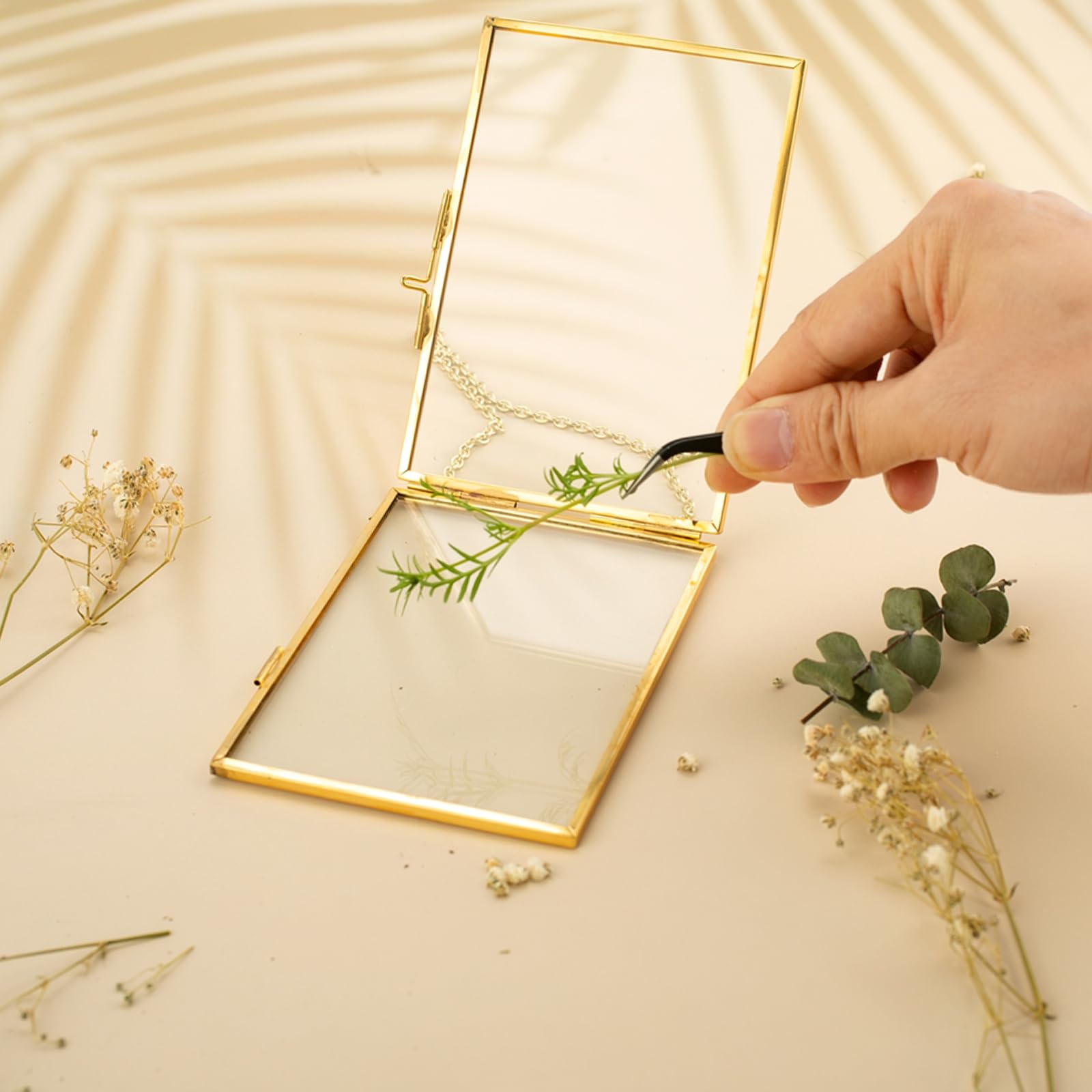 FOCHIER F double glass frame preserves memories with clarity.
