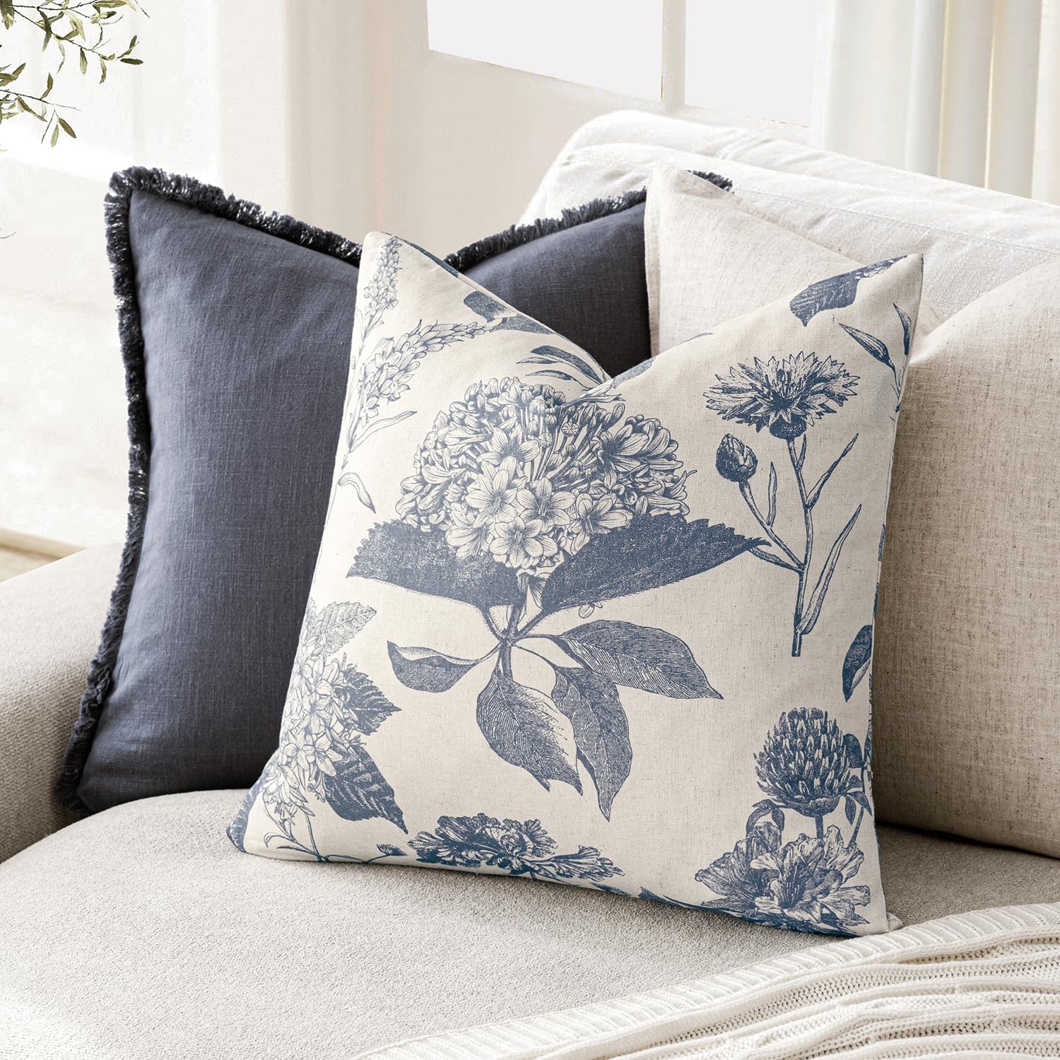 Foindtower dahlia floral pattern pillow cover with durable fabric.