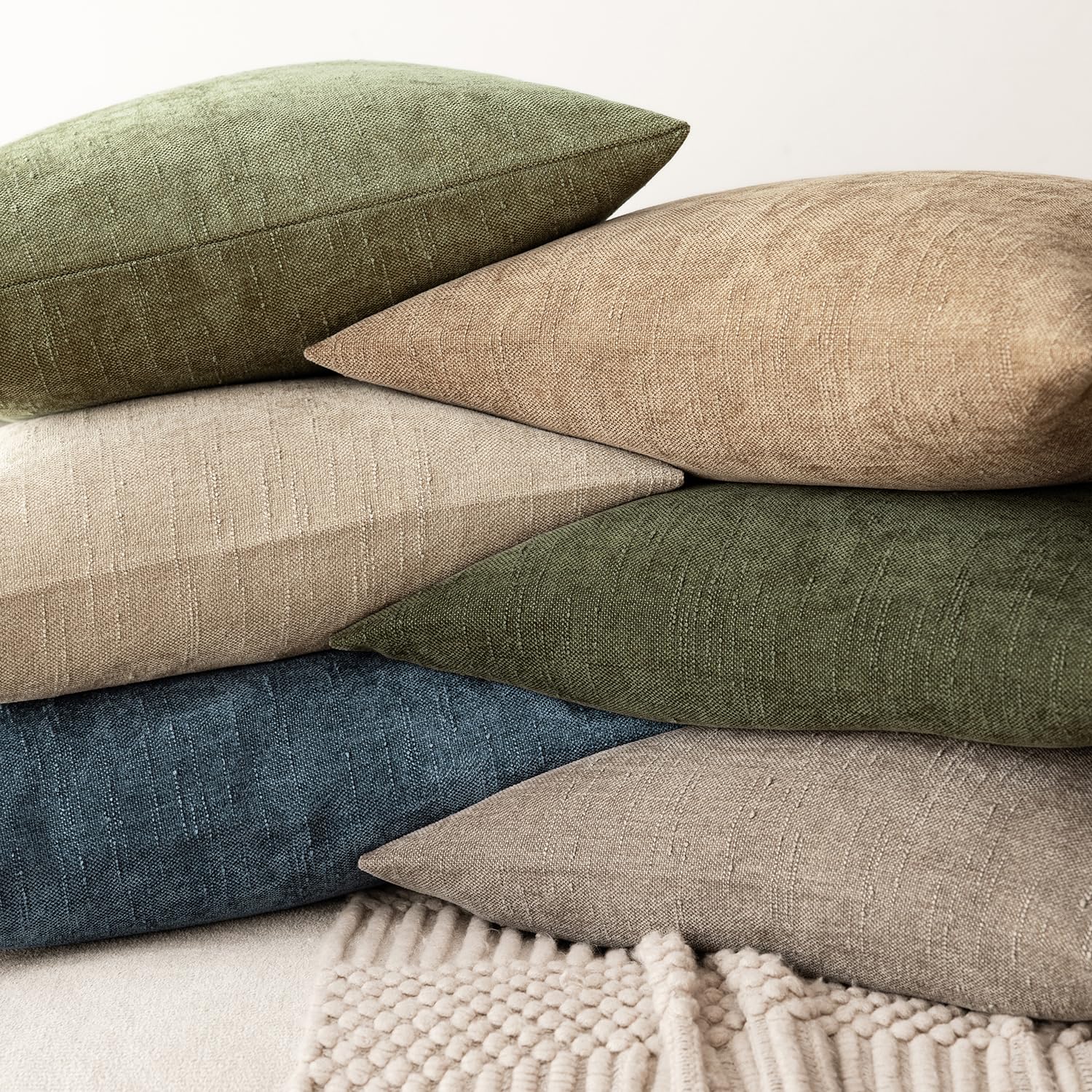 Foindtower easy-care chenille pillow cover supports gentle machine washing.