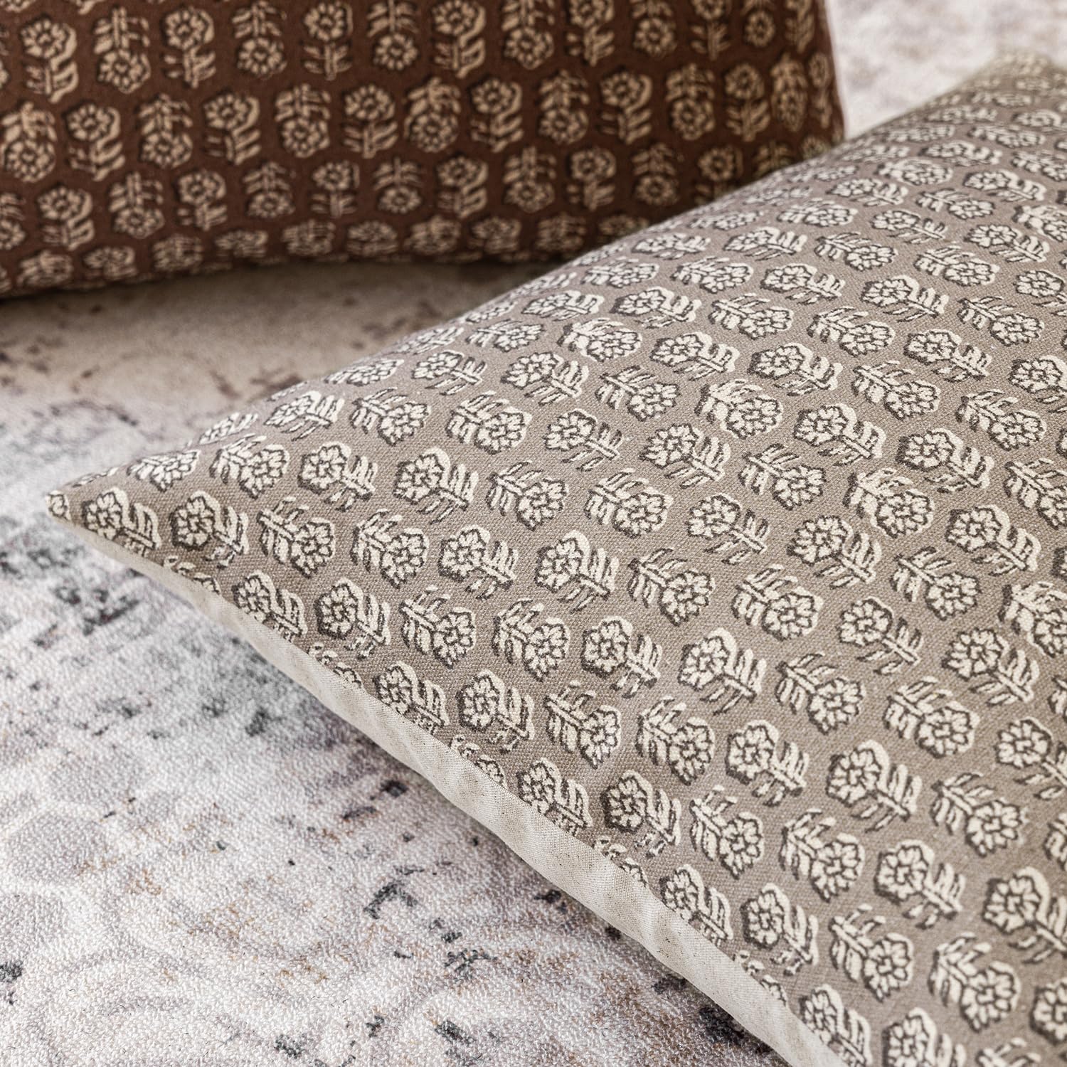 Foindtower invisible-zip edge provides smooth, snag-free cushion surfaces for seating.