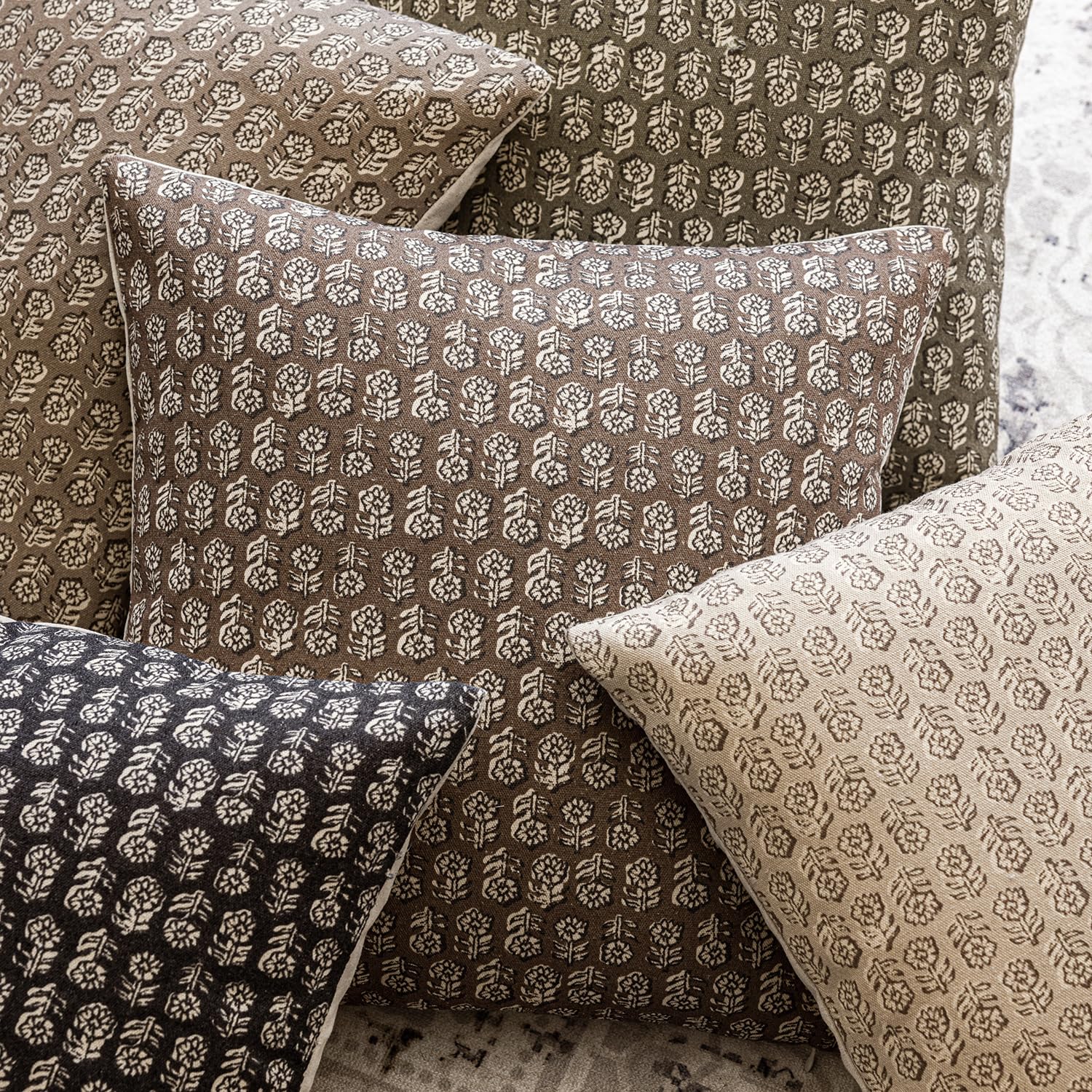 Foindtower 18x18 cushion cover features invisible zipper for sleek finish
