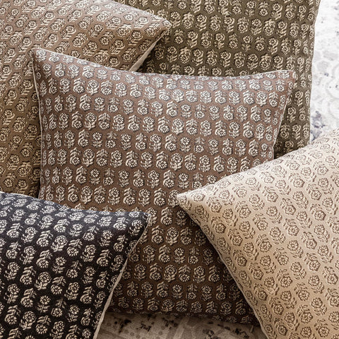 Foindtower 18x18 cushion cover features invisible zipper for sleek finish