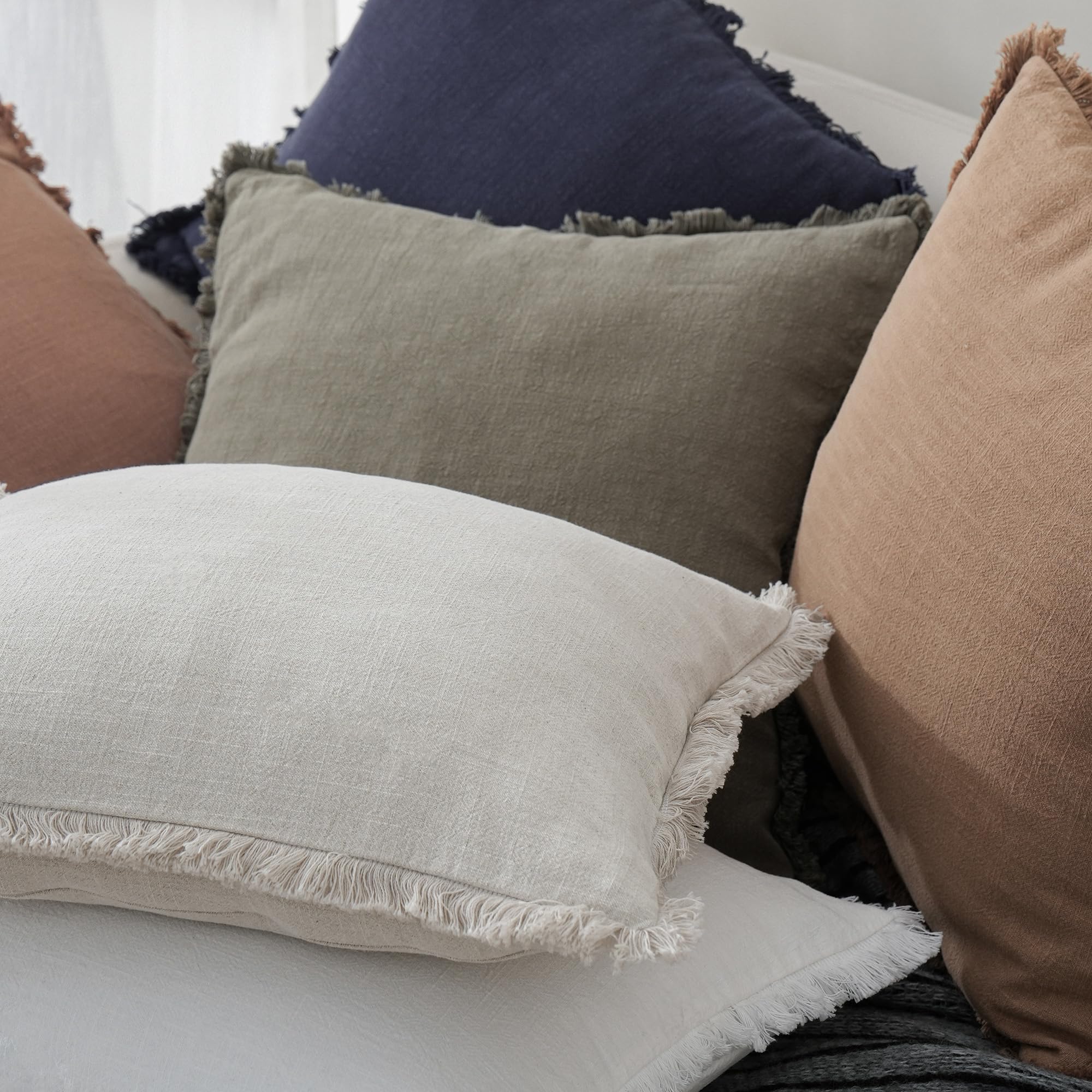 Foindtower fringed edges create relaxed, casual ambiance.