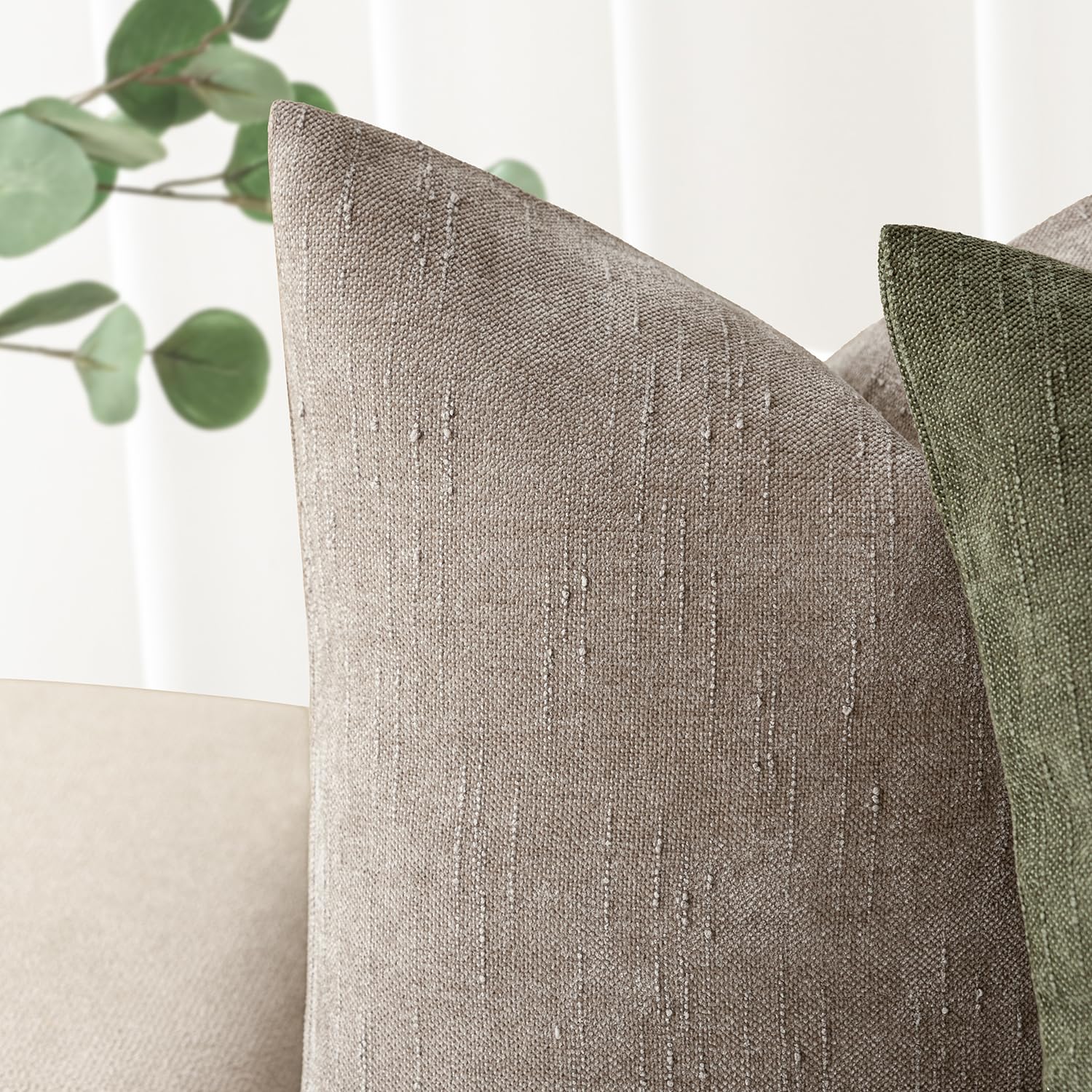 Foindtower hidden zipper chenille cover allows easy pillow insert changes.