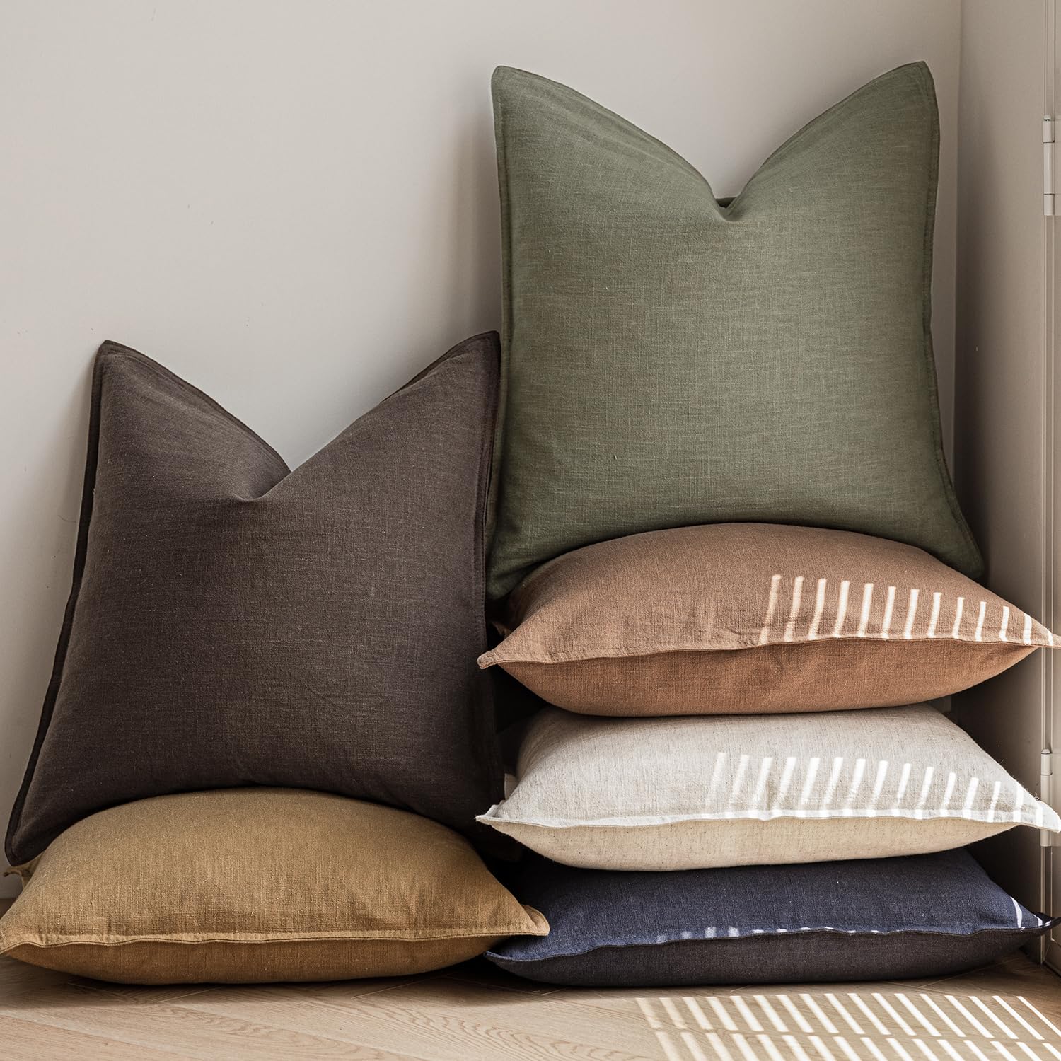 Foindtower indoor and outdoor use versatility for cushions.