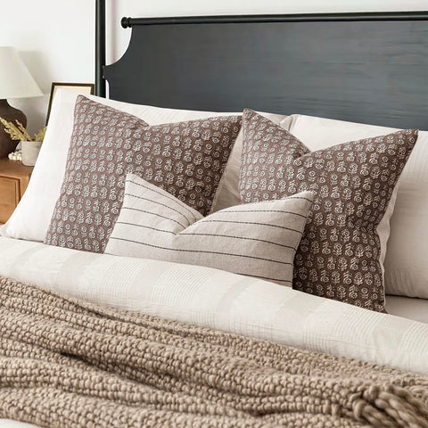 Foindtower soft cotton-polyester cover is skin-friendly and easy to care for.