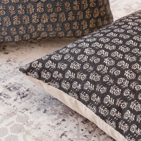Foindtower zipper detail cushion cover for clean snag-free use.