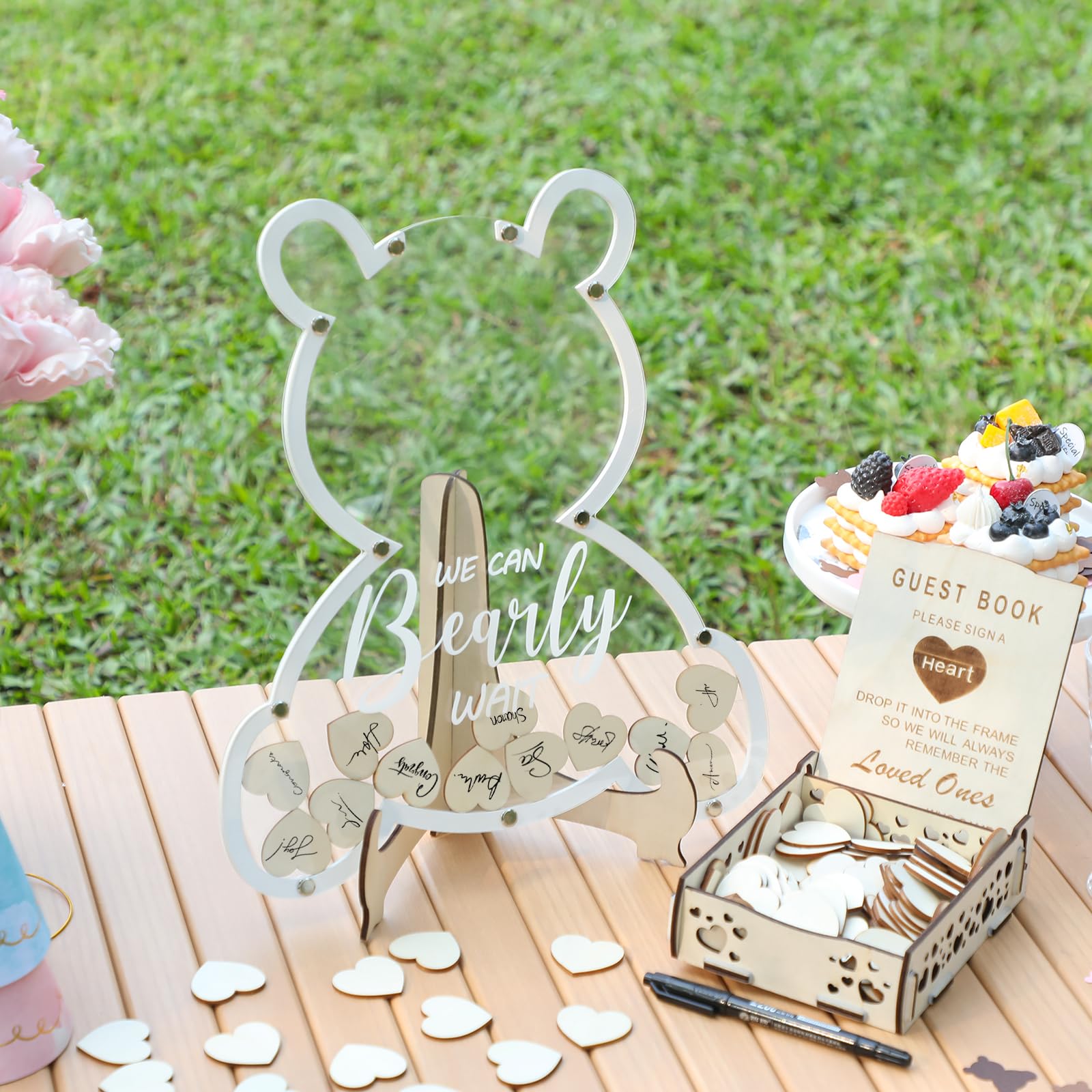 Fonder Mols bear-theme sign-in decor enhances guest interaction and photo moments