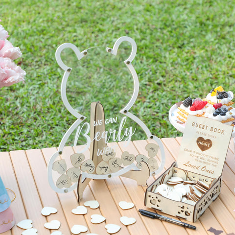 Fonder Mols bear-theme sign-in decor enhances guest interaction and photo moments
