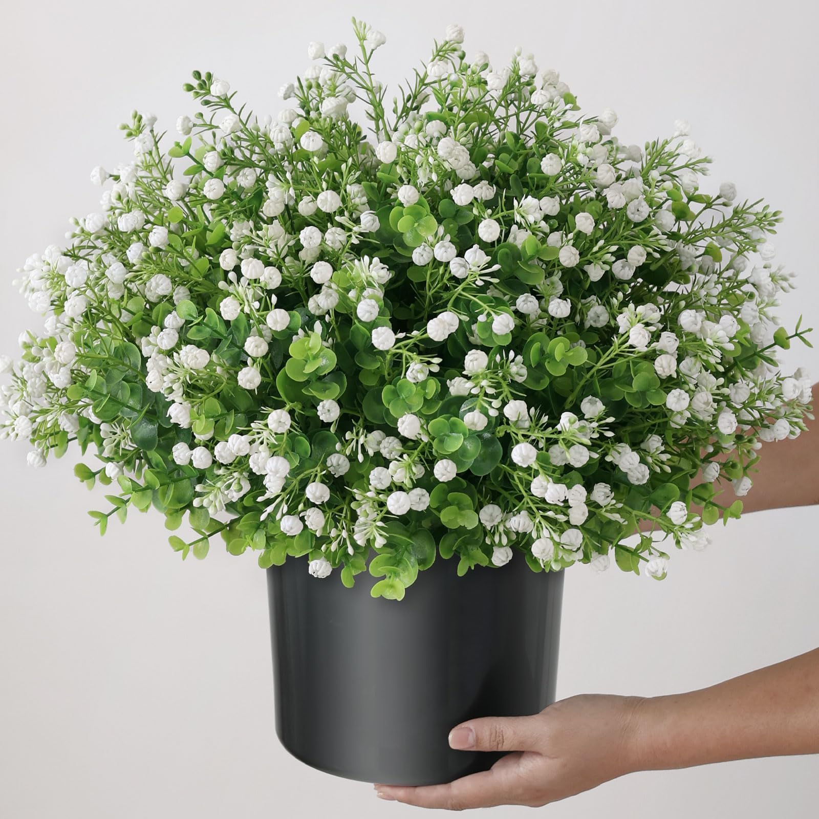 FOTEEWL lavender accents and green boxwood create tranquil spaces.