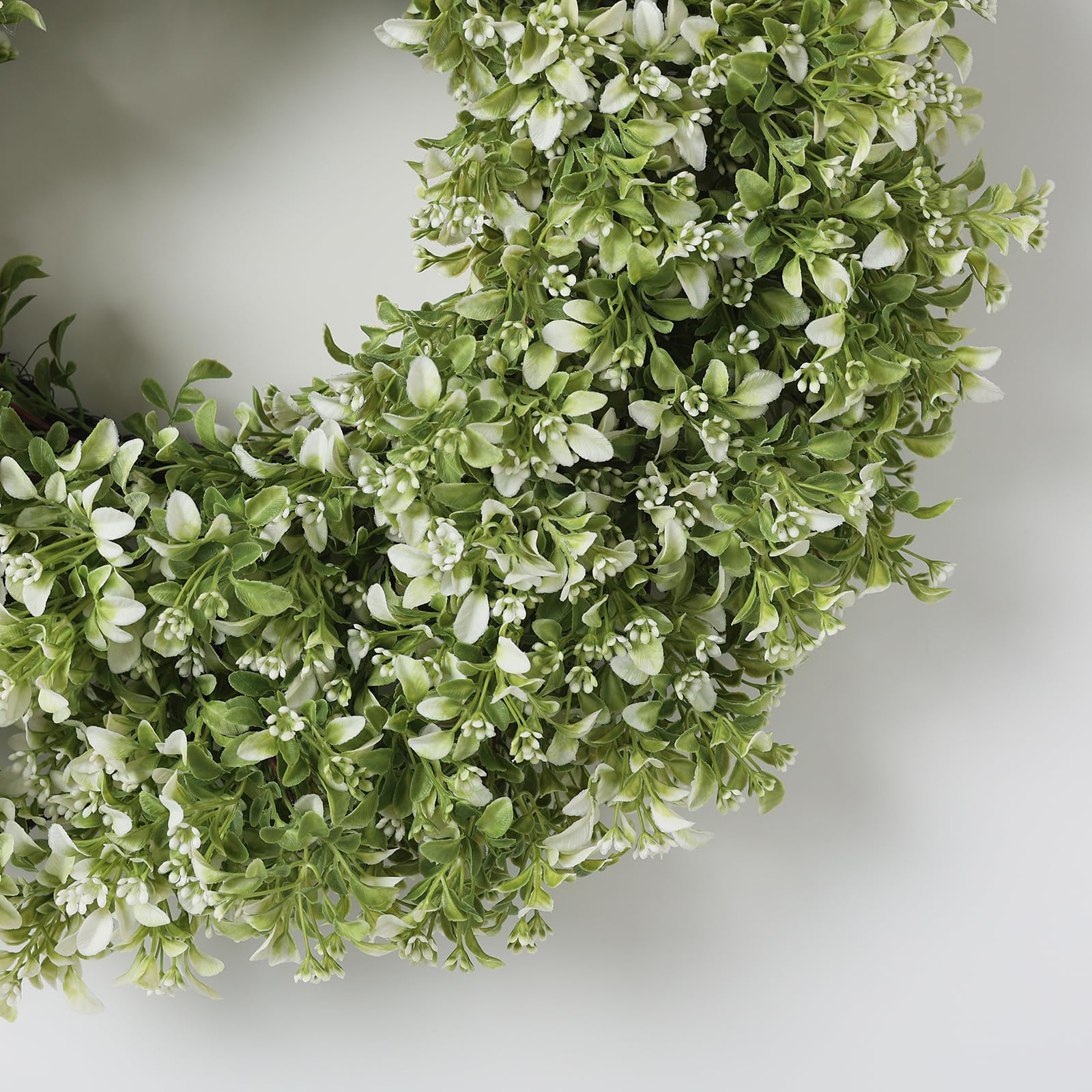 FOTEEWL UV-resistant wreath withstands sun and rain.