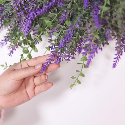 FOTEEWL ready-to-display wreath highlights natural colors and easy setup