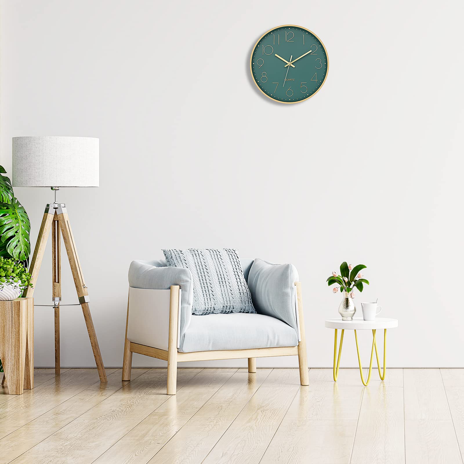 Foxtop clock with large numerals for easy time reading