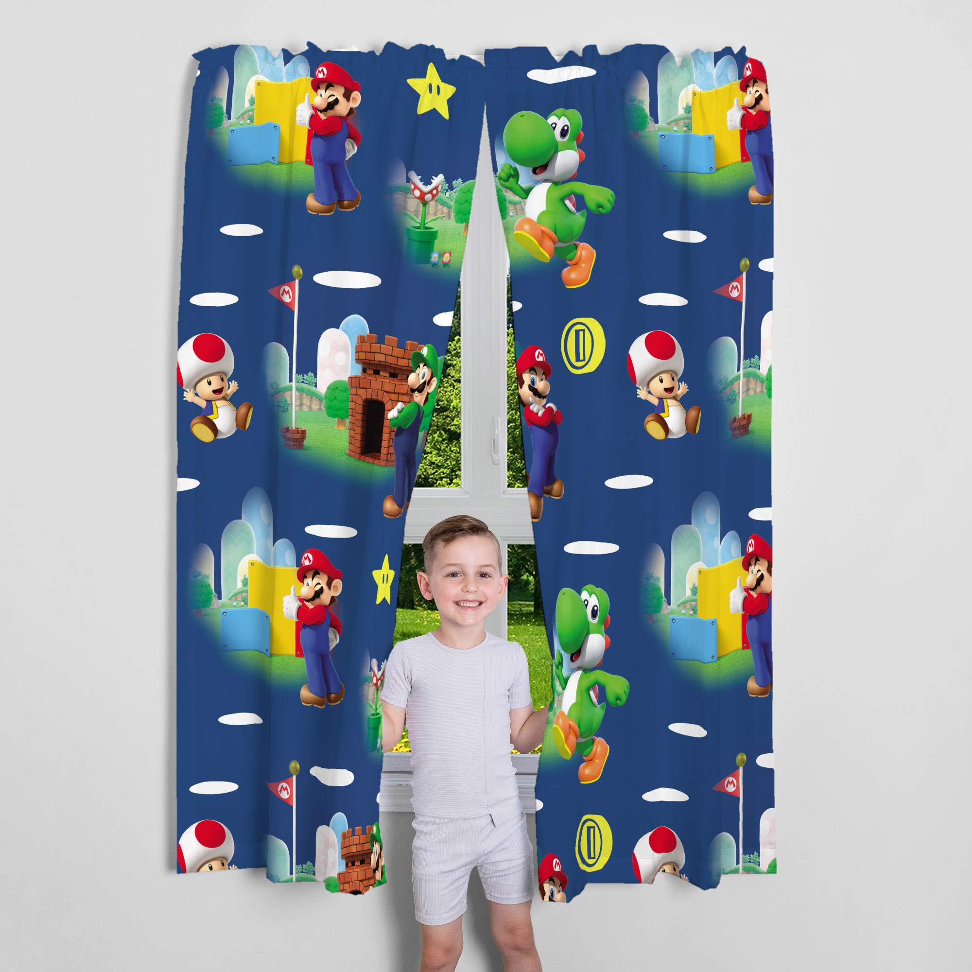 Franco curtains show Mario, Luigi, Yoshi, and Toad on blue background for vibrant style.