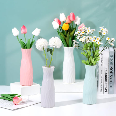 FRIUSATE centerpiece vases in white blend with any table arrangement.