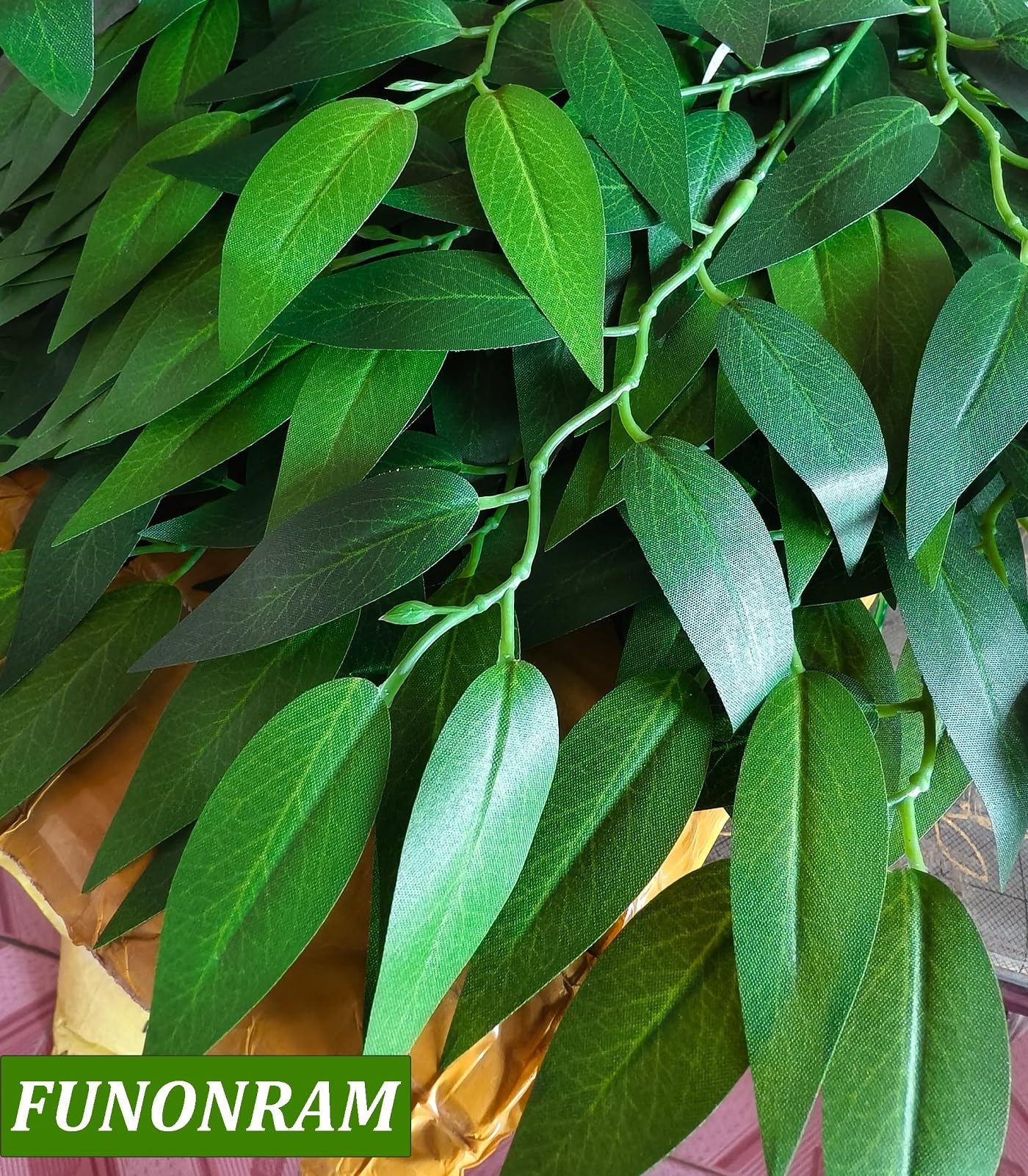 FUNORNAM table top decor adds depth to party settings.