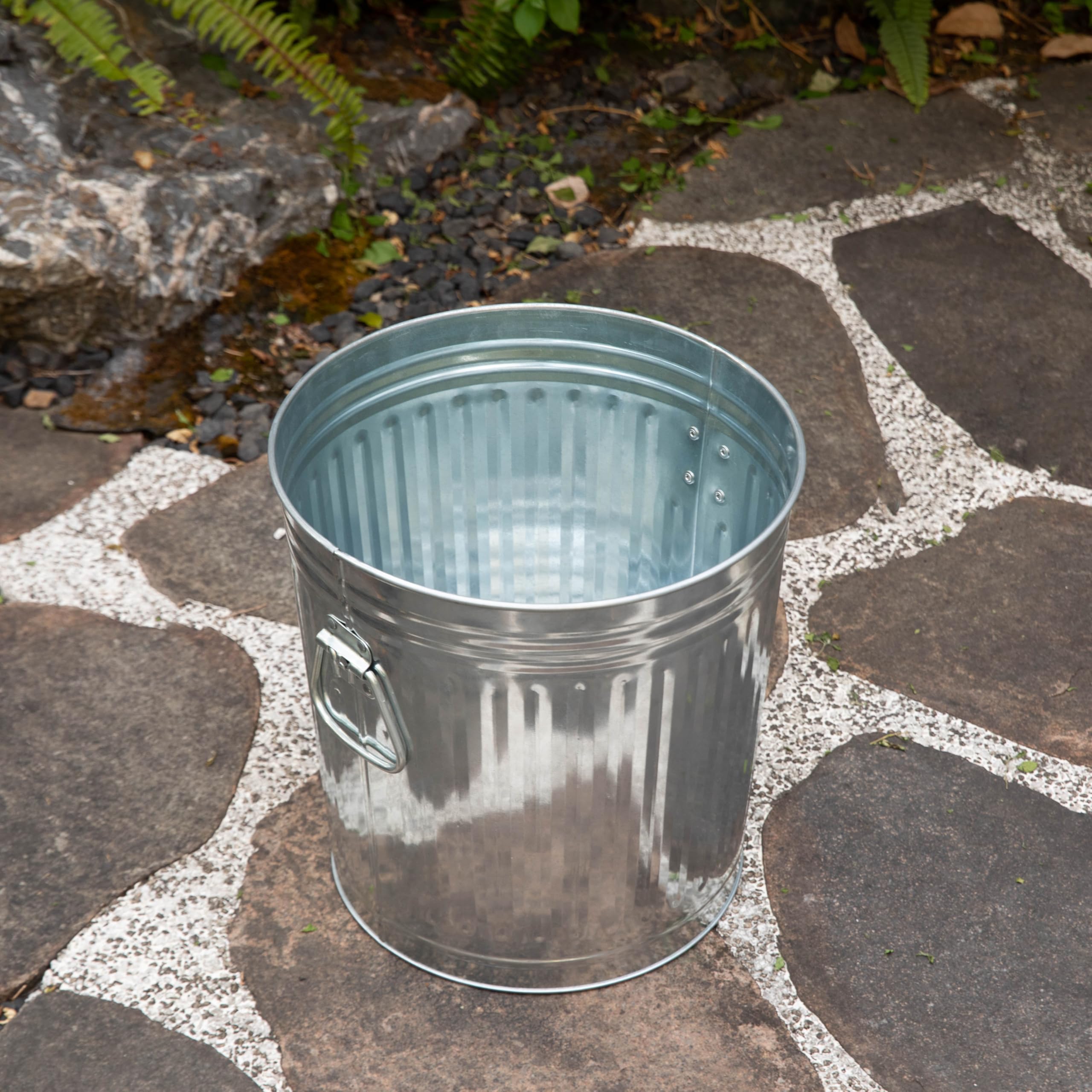 Gardenised outdoor yard storage trash can in garden setting with lid