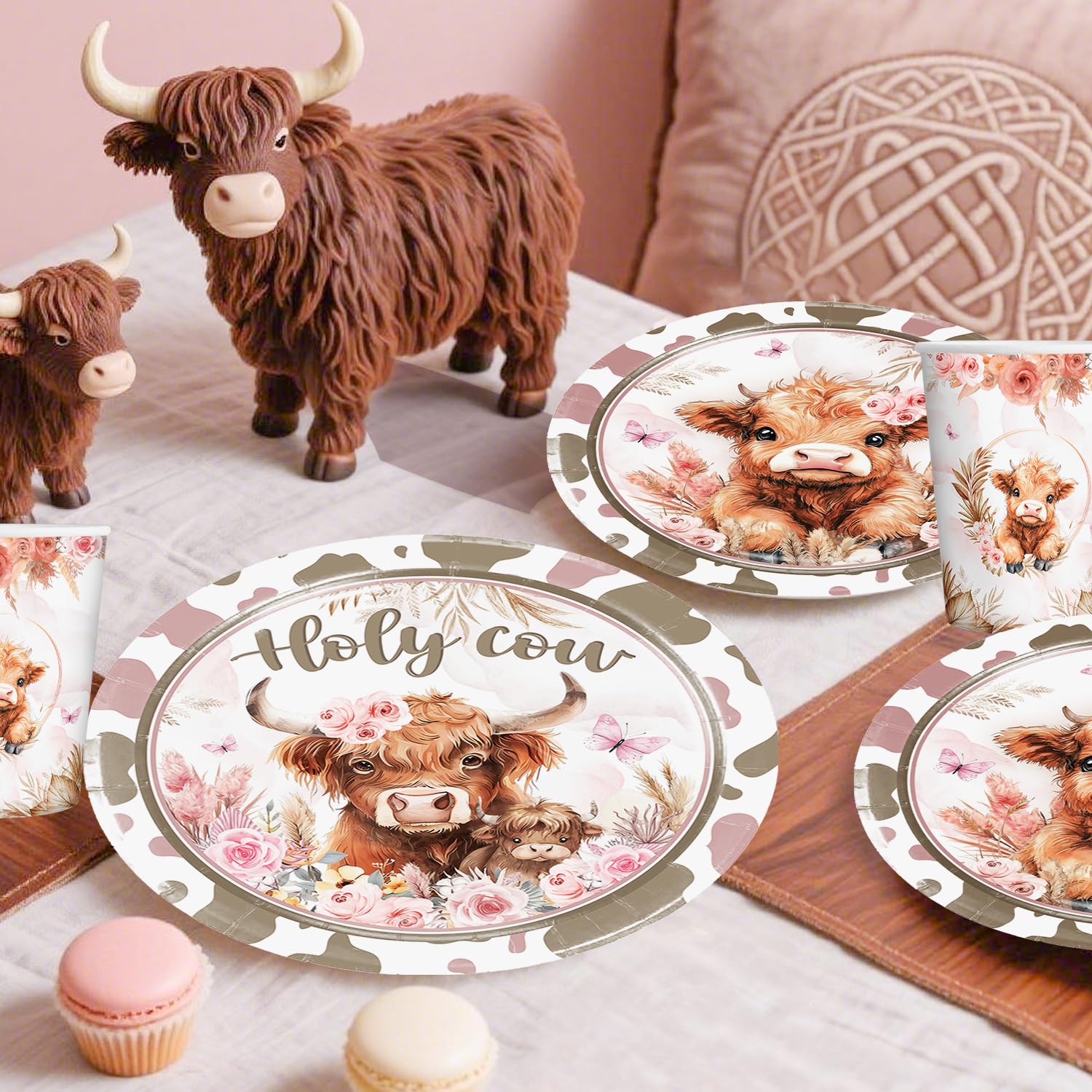 Generic Highland Cow balloon boxes create a playful pink centerpiece.
