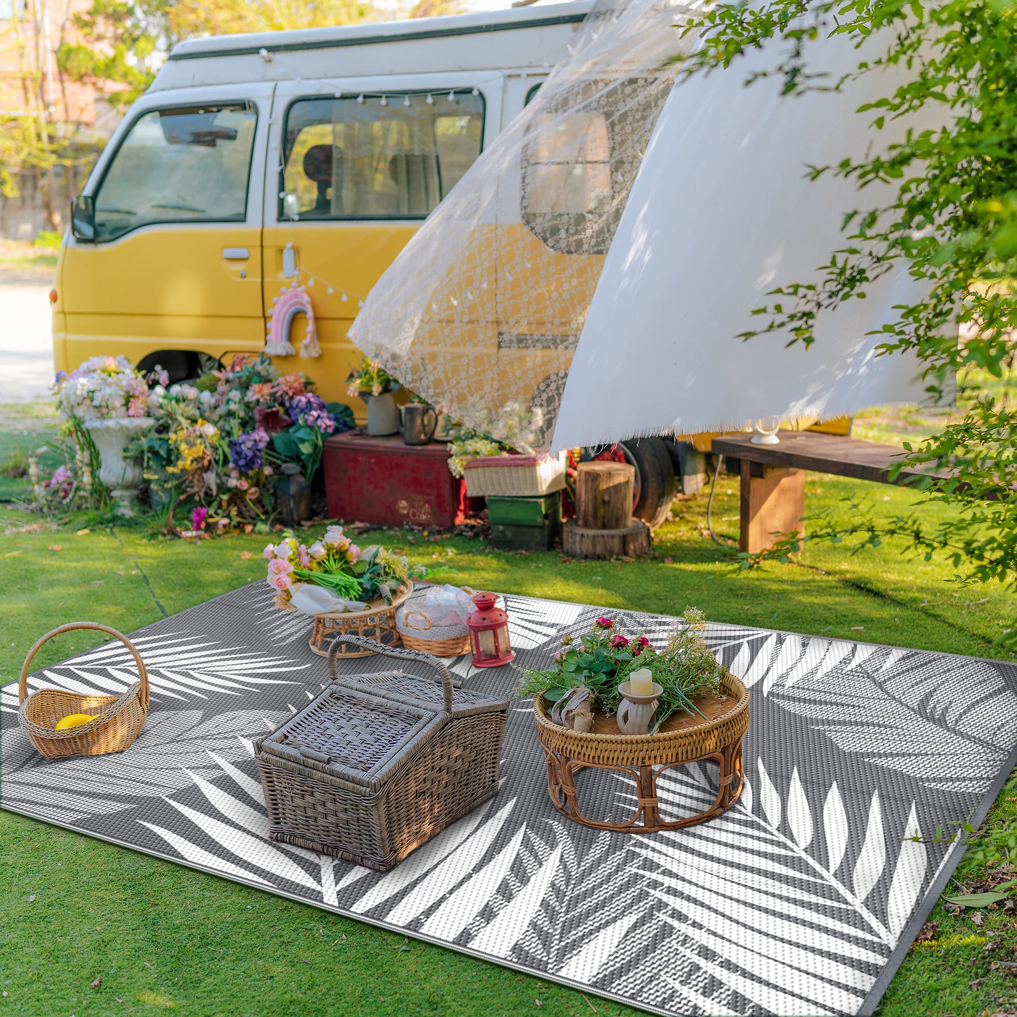 GENIMO easy-clean rug; spills rinse away with water or a damp cloth.