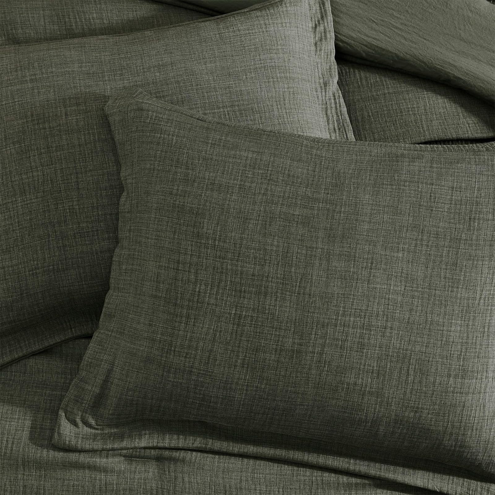 Geniospin dark-green bedding tone coordinates easily with décor.