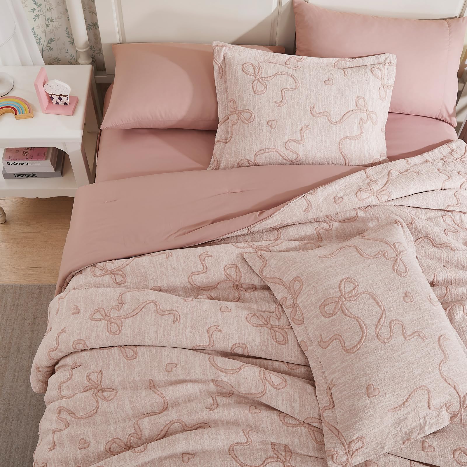 Geniospin Pink Queen pillowcases matching the bedding for a coordinated look