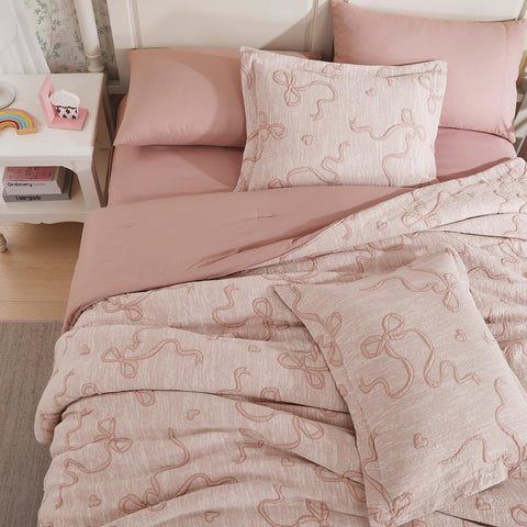 Geniospin Pink Queen pillowcases matching the bedding for a coordinated look