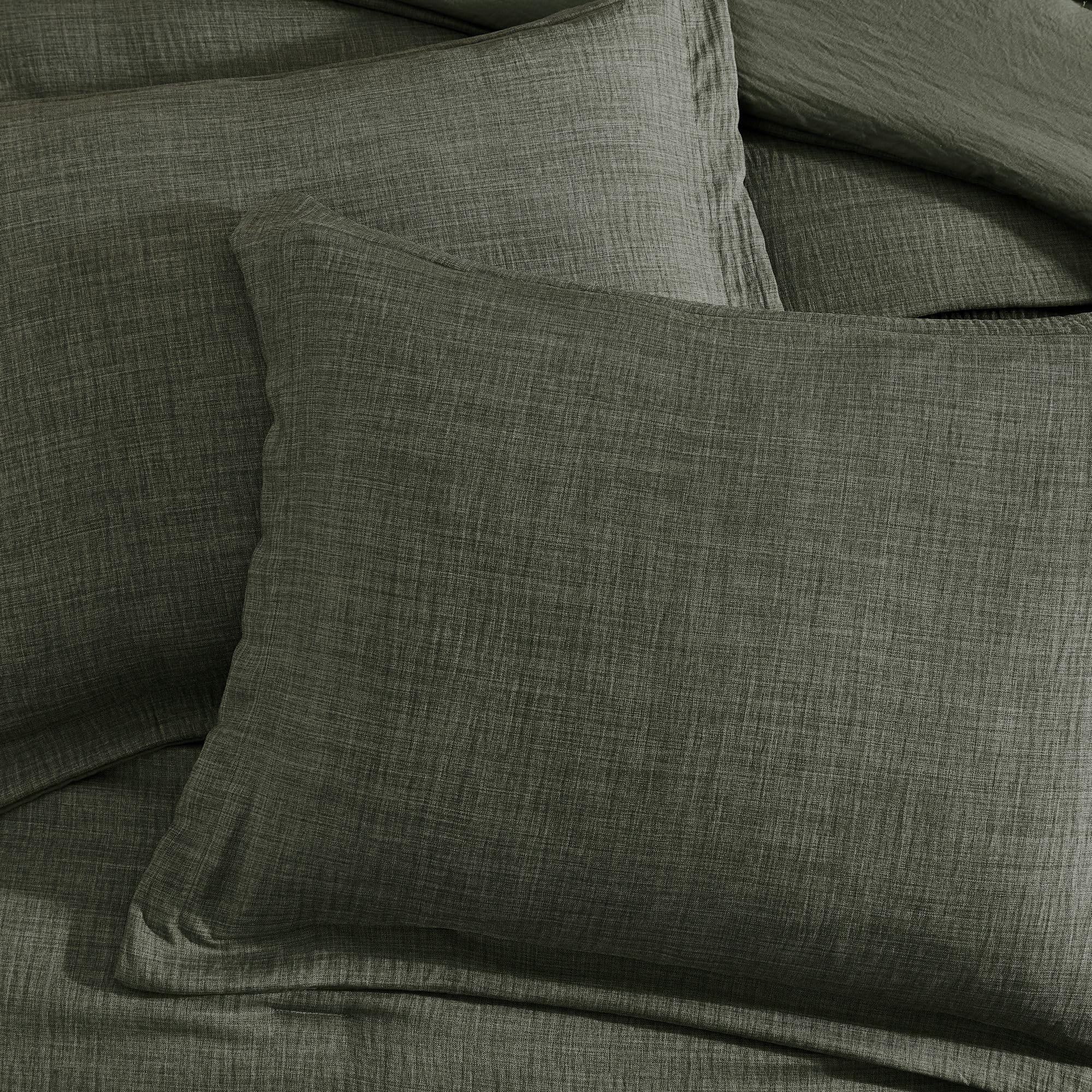 Geniospin king-size bedding complements modern bedrooms with versatile dark-green styling.