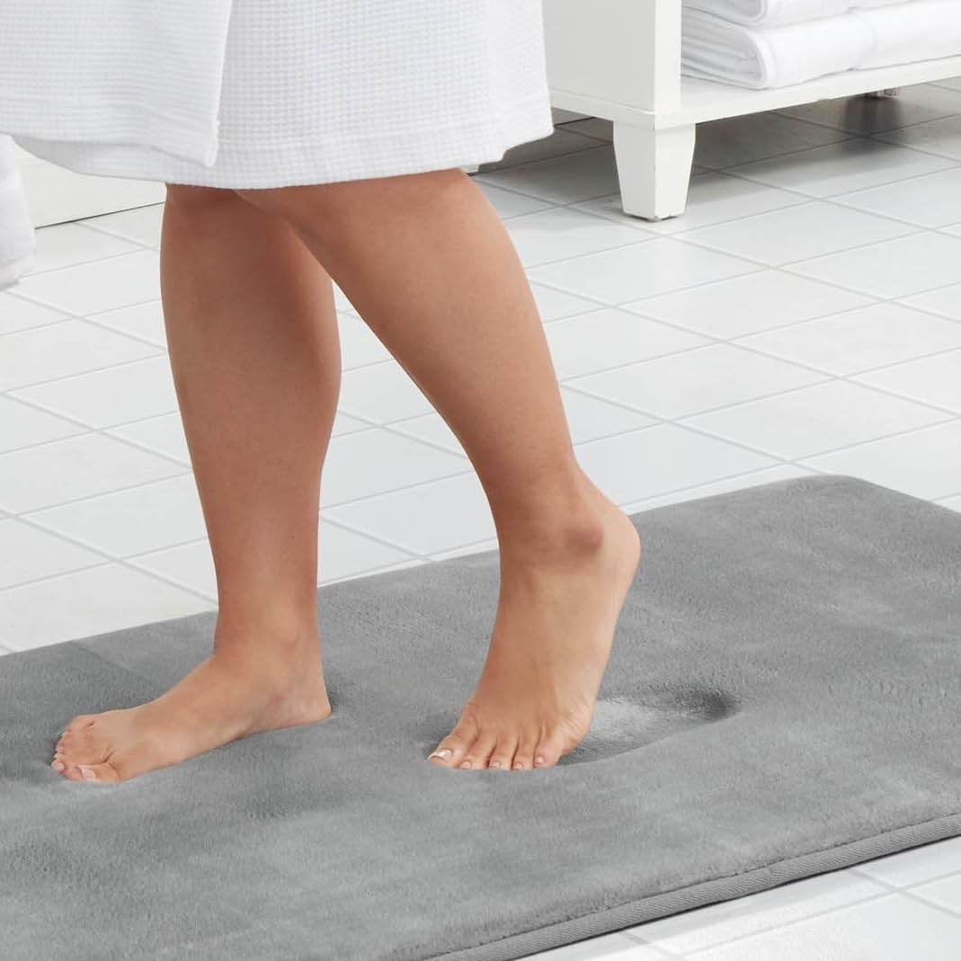 Genteele memory foam bath mat absorbs water quickly for a dry bathroom floor
