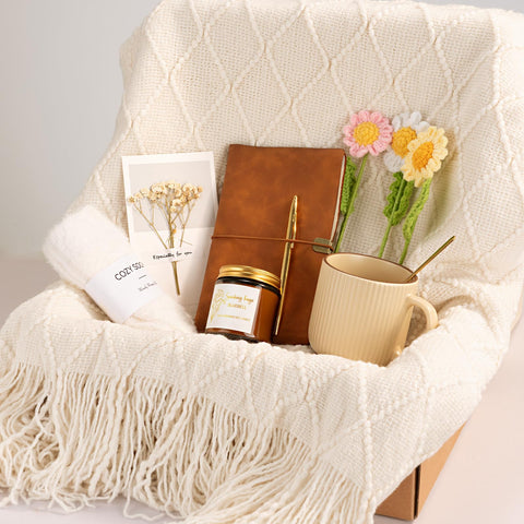 Giftissimo Daisy Box daisy detail adds visual joy and meaningful symbolism.