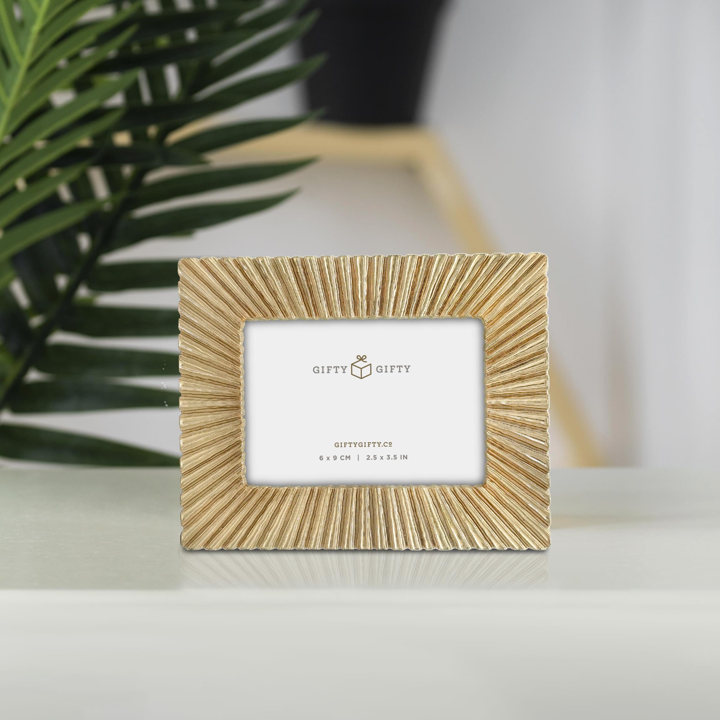 GIFTY GIFTY Classic Gold glass-covered mini frame protects memories.