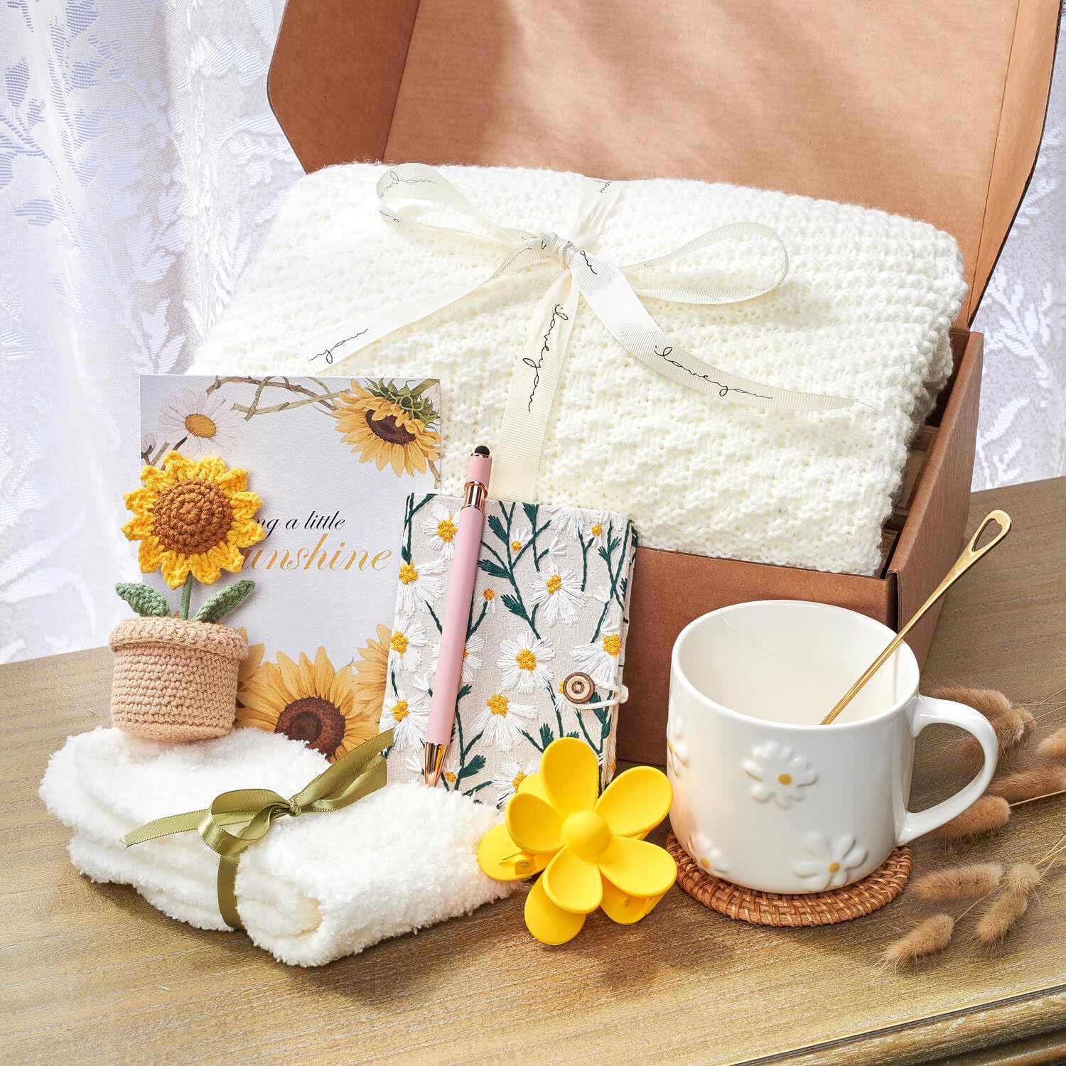 GivLovely Thinking of You daisy-notebook inviting daily creativity and note-taking.