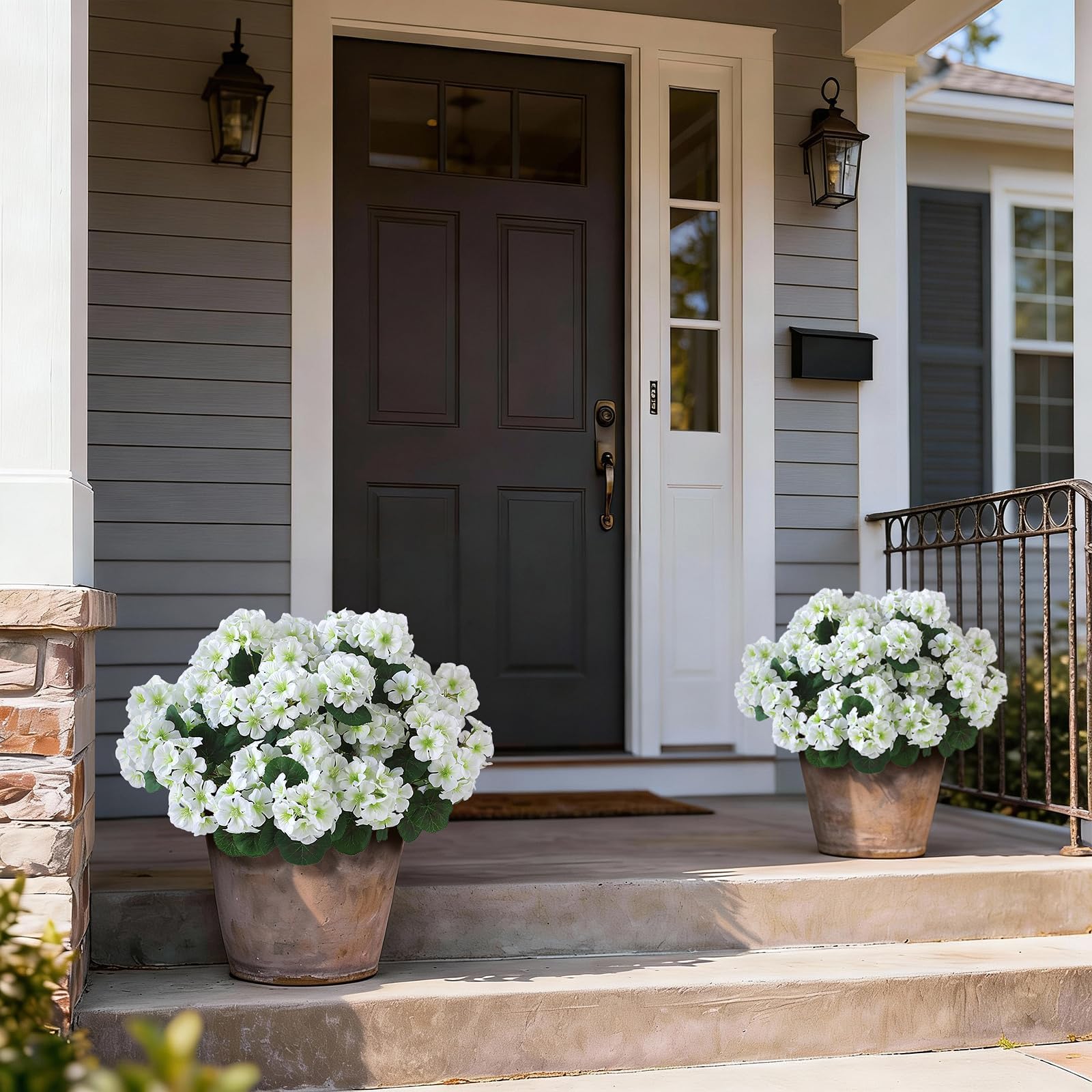 Sturdy cement-filled planter base keeps GLIDLION topiary upright