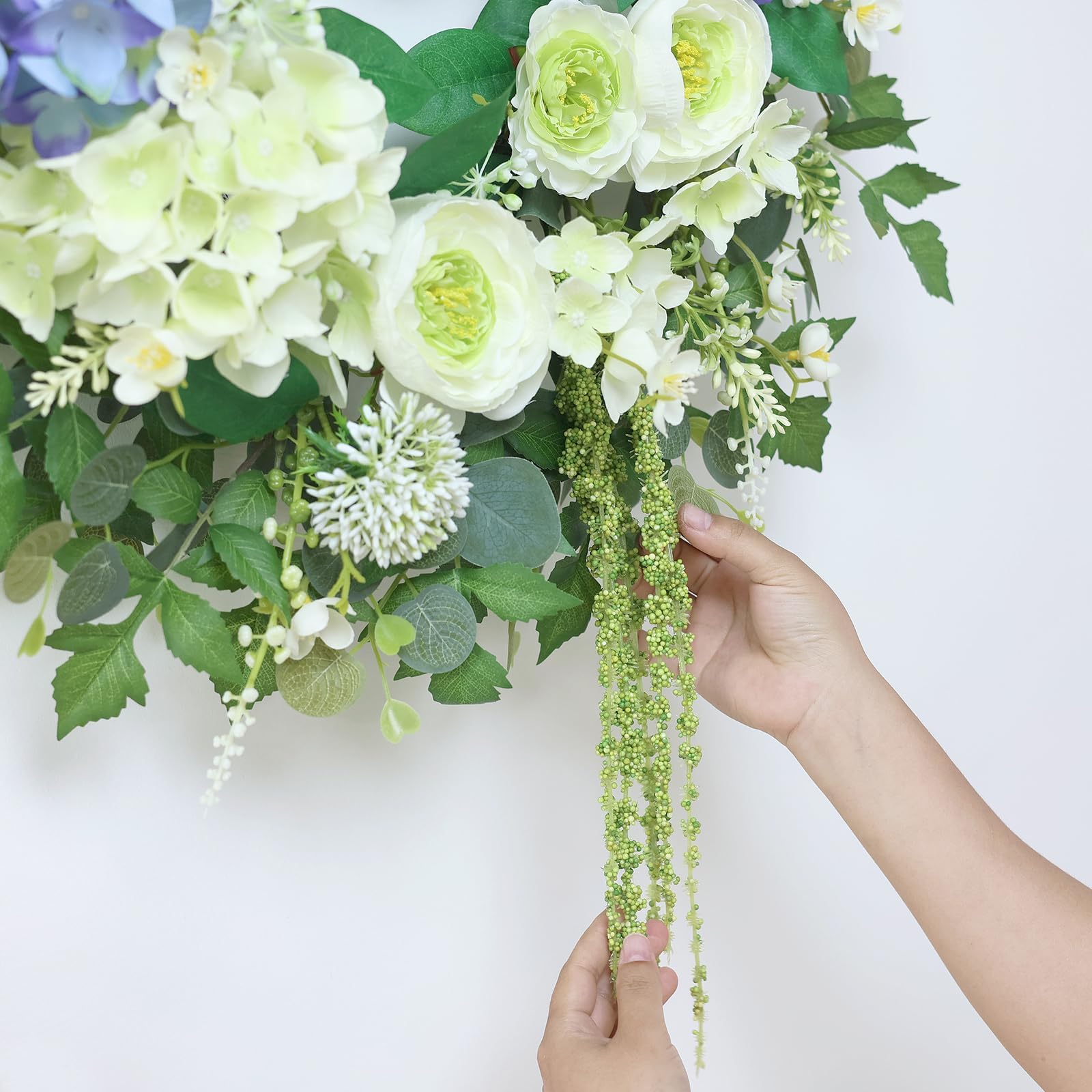 GLIDLION farmhouse style wreath complements living spaces year-round.