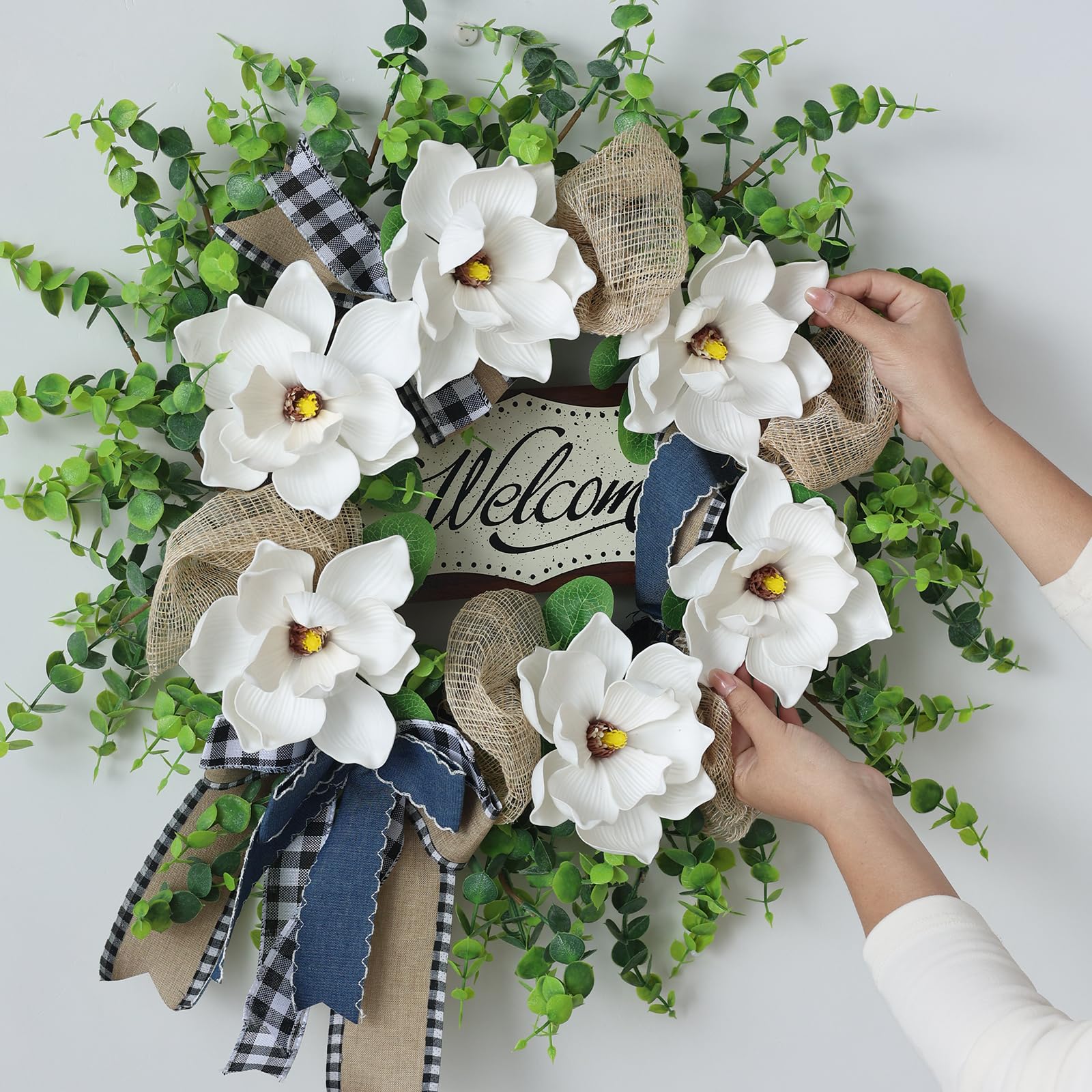 GLIDLION outdoor-ready wreath with UV-resistant materials for all seasons.