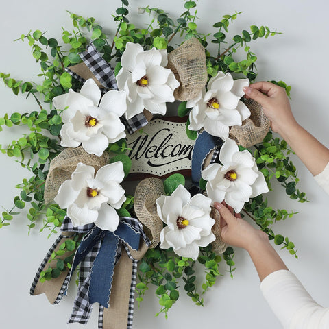 GLIDLION outdoor-ready wreath with UV-resistant materials for all seasons.