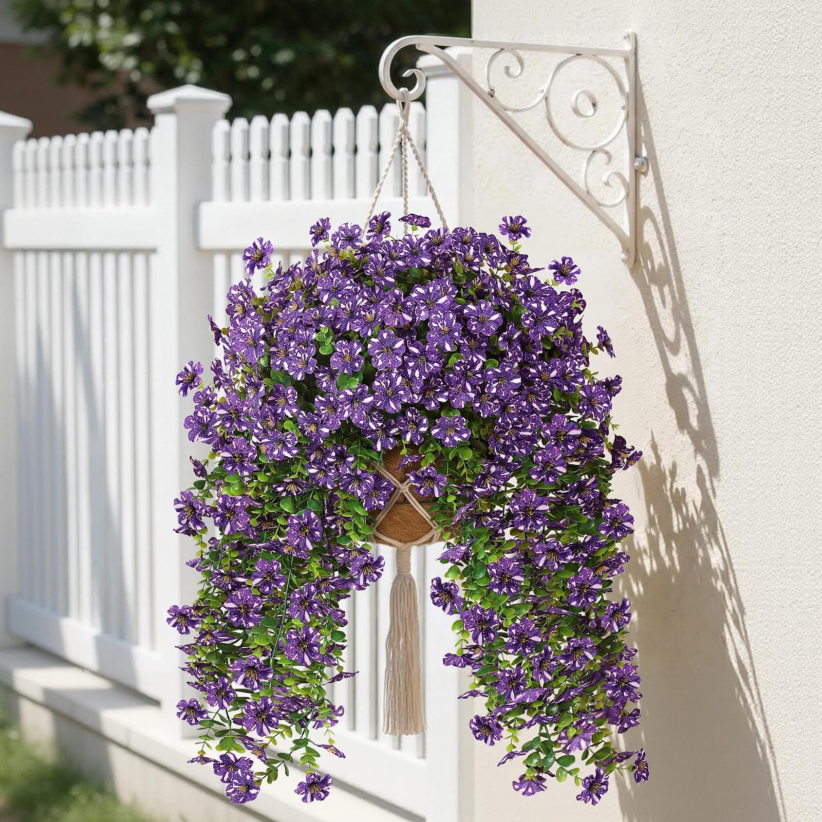 GLIDLION purple-dotted silk flowers highlight focal points in outdoor spaces.