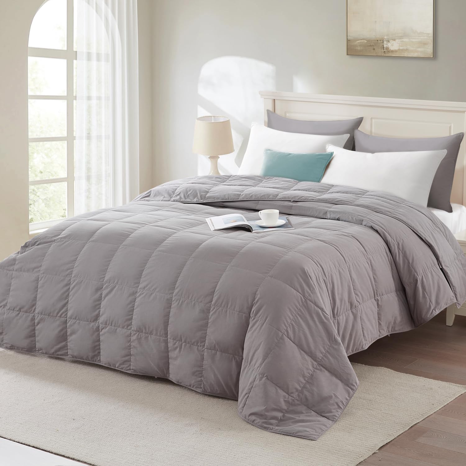Globon down-fill loft close-up highlighting plush warmth without overheating.