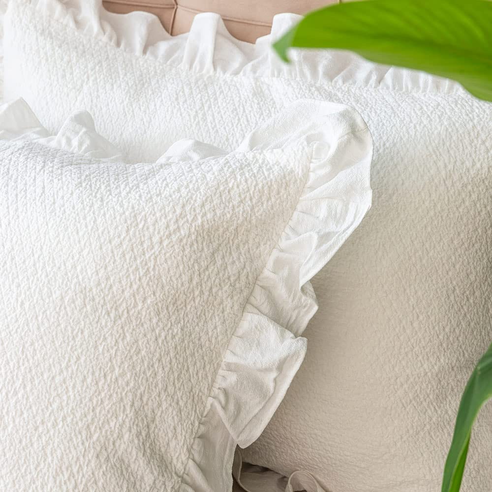 GLORY SEASON pillow shams feature a vintage ruffle edge for classic bedroom charm.