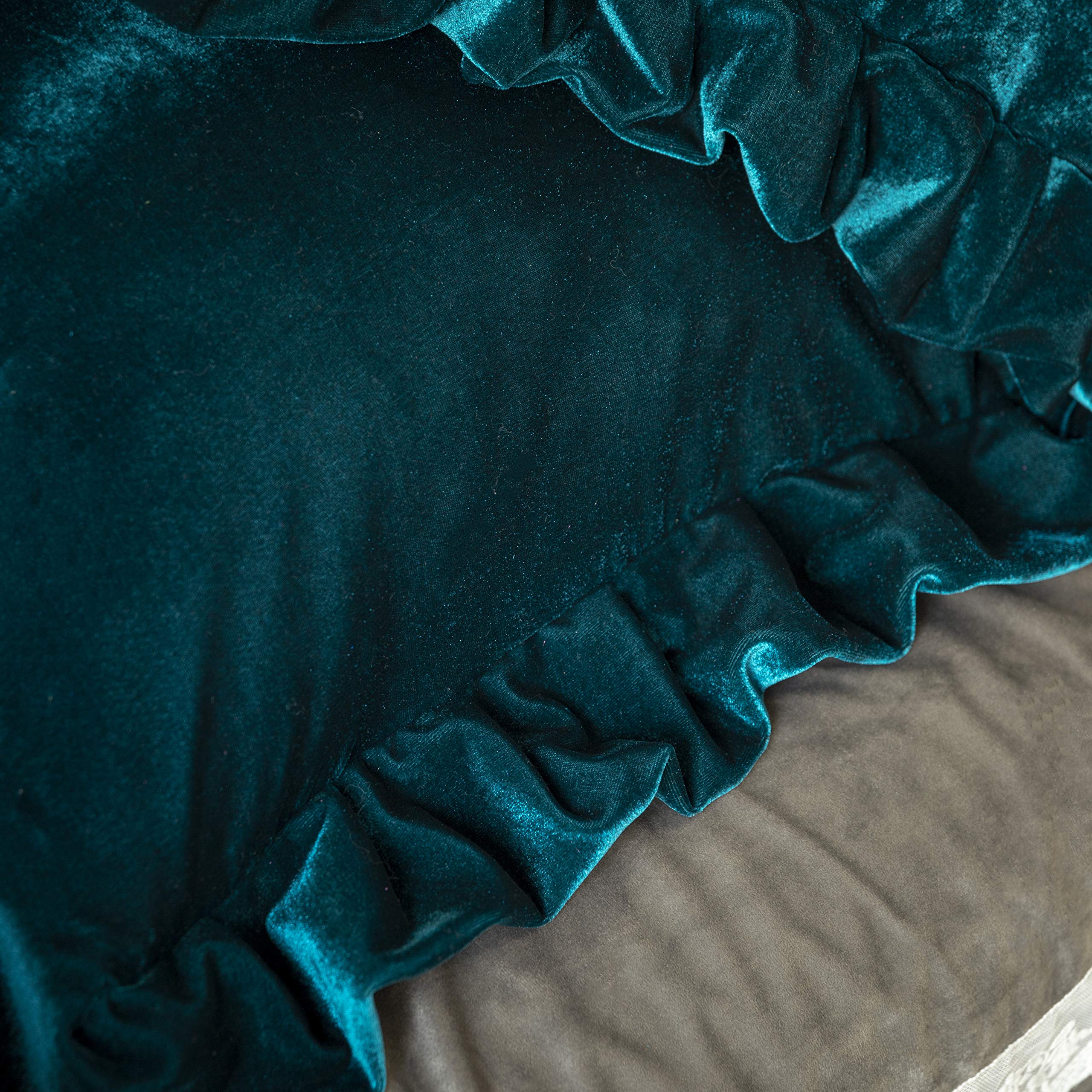 GLORY SEASON 18x18 inch cushion cover ideal for sofa, bed, or chair accents.