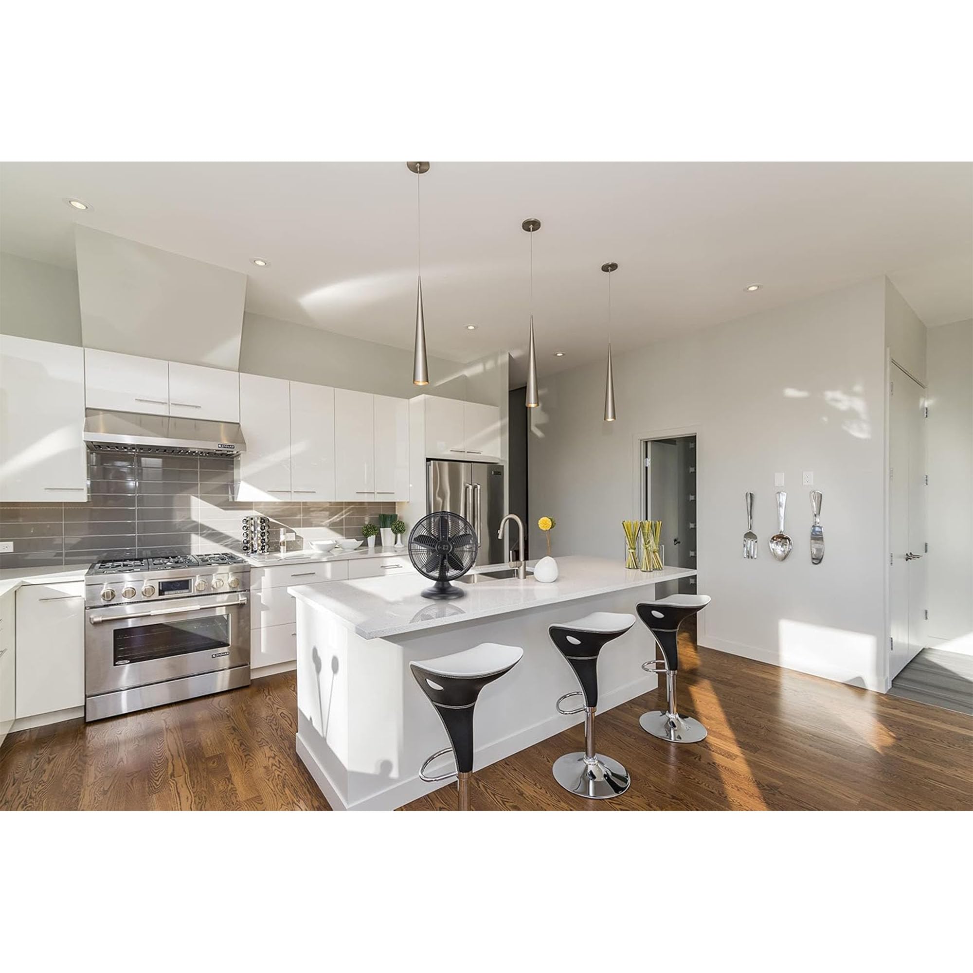 Good Housekeeping 92603 wide oscillation covers a broad area for even cooling