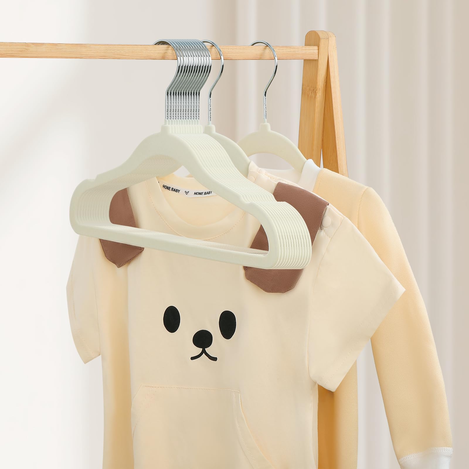 GoodtoU 360-degree rotating hooks offer flexible hanging and easy closet viewing.