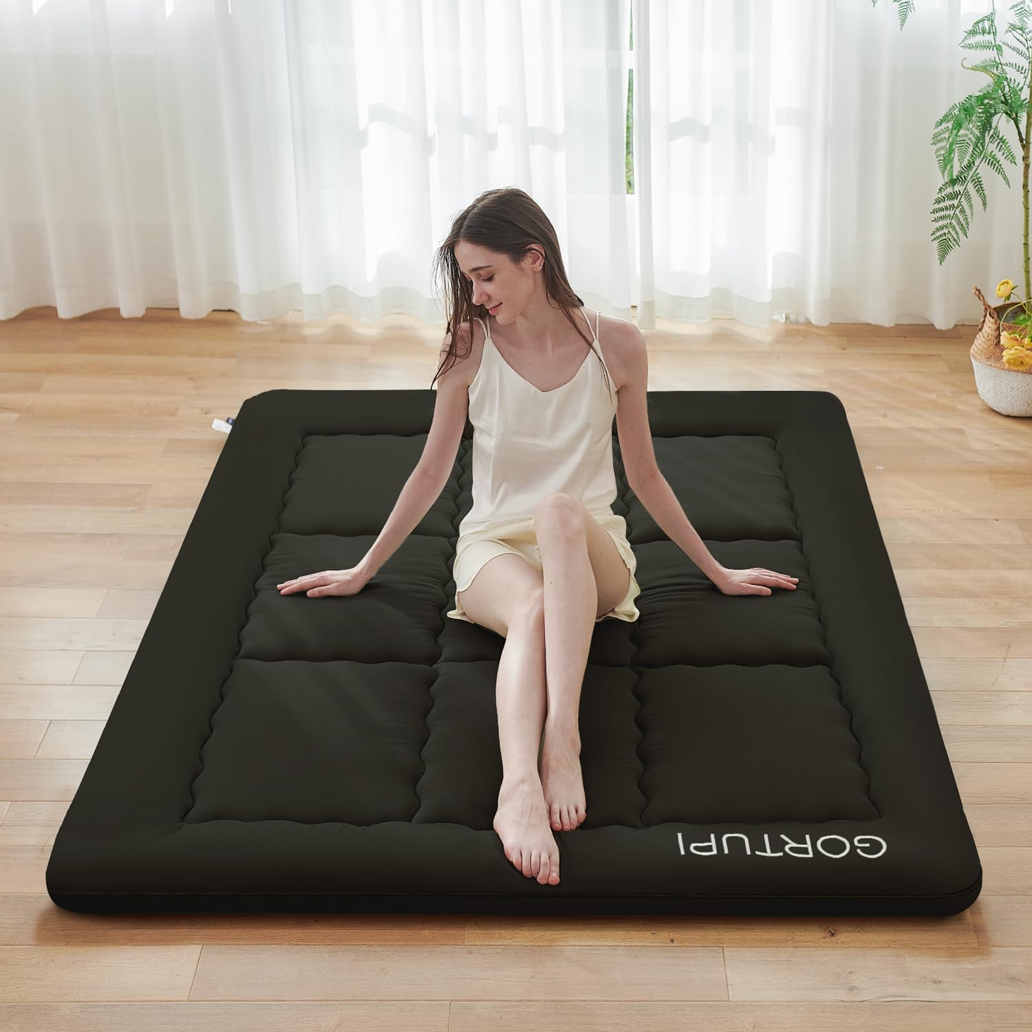 GORTUPI Japanese floor mattress top view showing compact, portable design for guests
