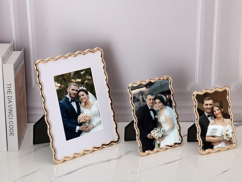 GorYeeFine tempered glass front protects photos with crisp clarity.