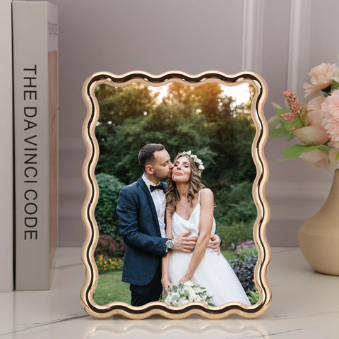 GorYeeFine wave-design gold frame adds modern glamour to images