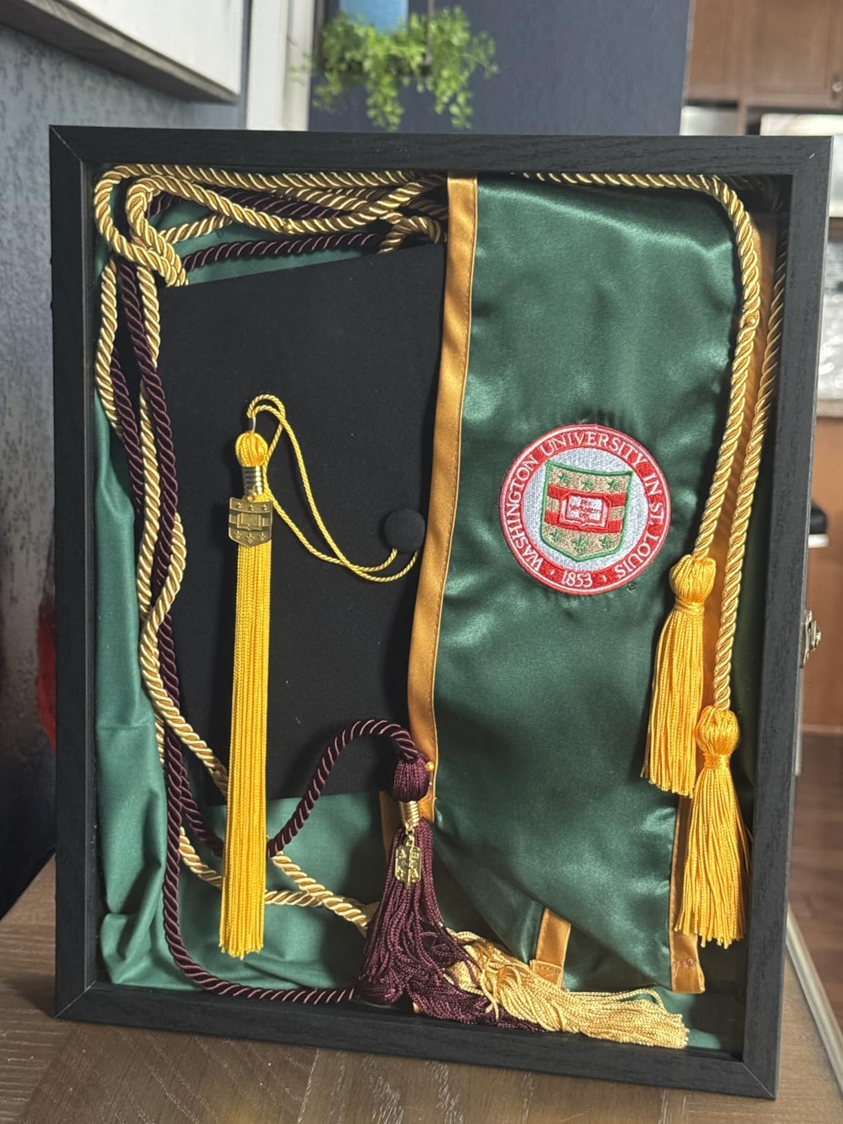 GraduatePro woven fabric interior keeps items pressed and organized