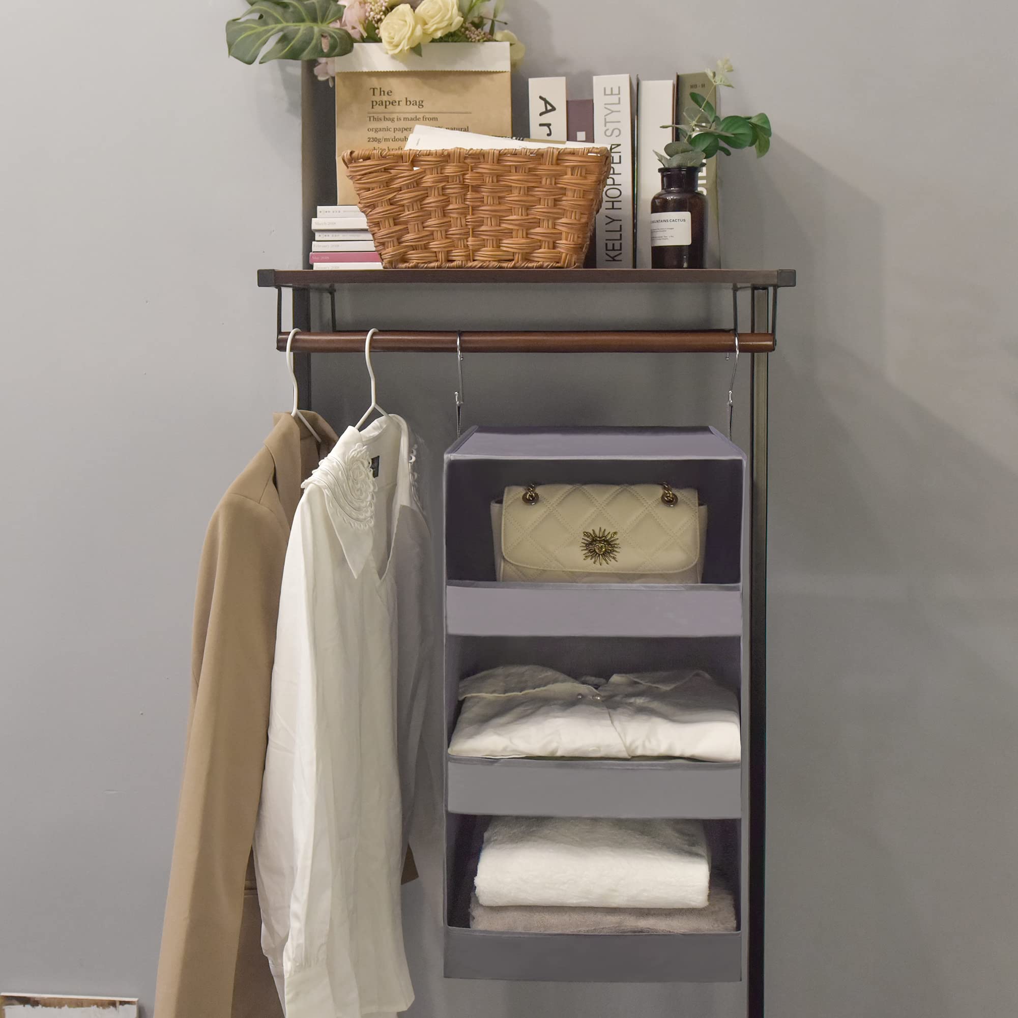 GRANNY SAYS leak-proof front strip helps keep items secure