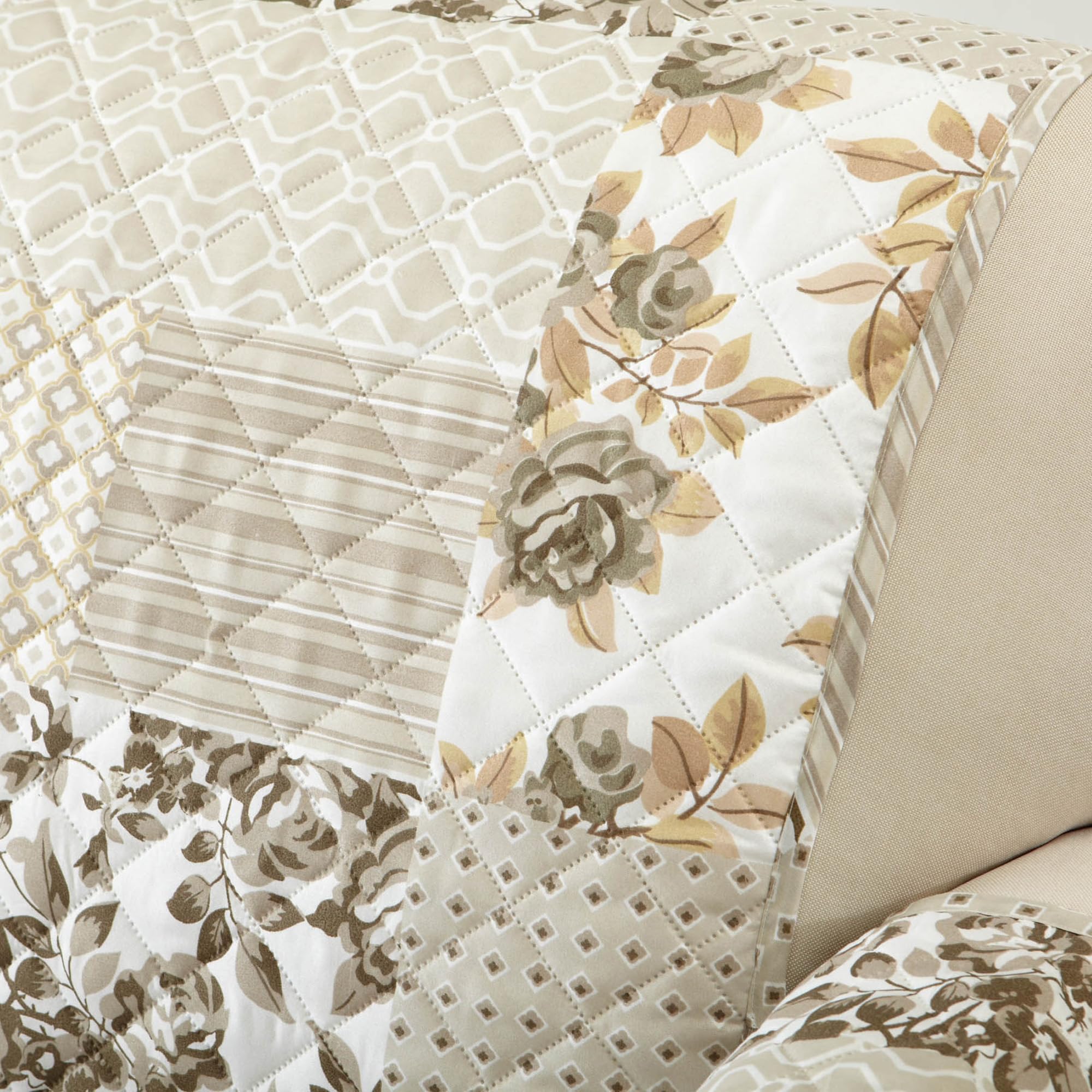 Great Bay Home floral patchwork design refreshes living spaces quickly.